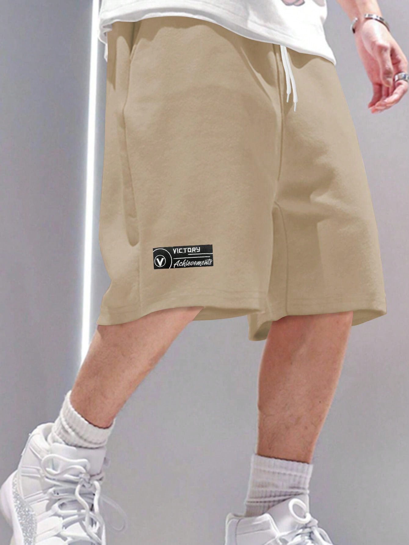 Men Plus Letter Graphic Drawstring Waist Shorts