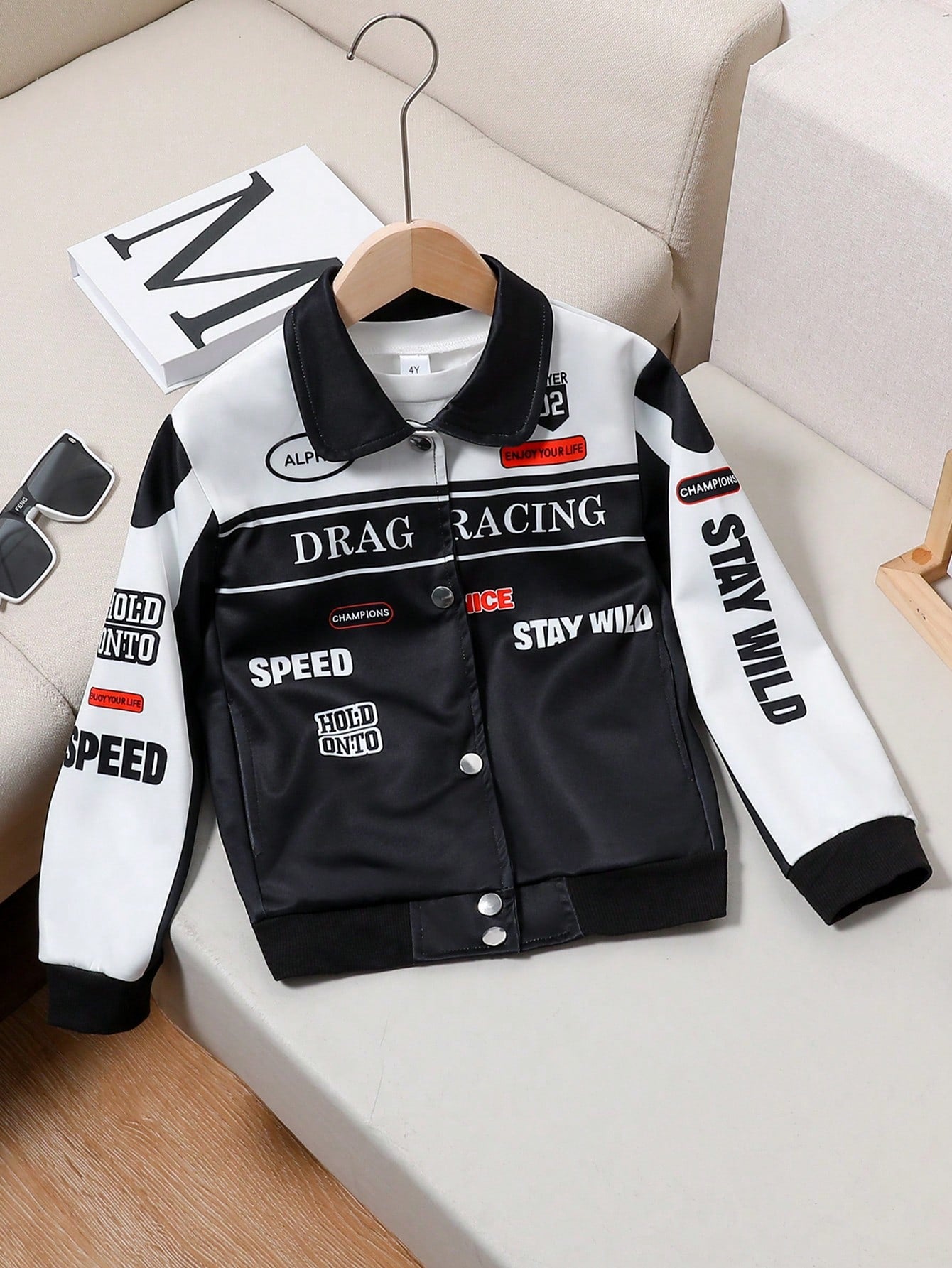 Girls' Casual Fashion Printed Jacket, With Metal Buttons And Black And White English Print. The Jacket Also Features Black Ribbed Cuffs And Hem. This Clothing Is Suitable For Fashion-Forward Kids Who Love To Express Themselves. [Autumn And Winter New Arri