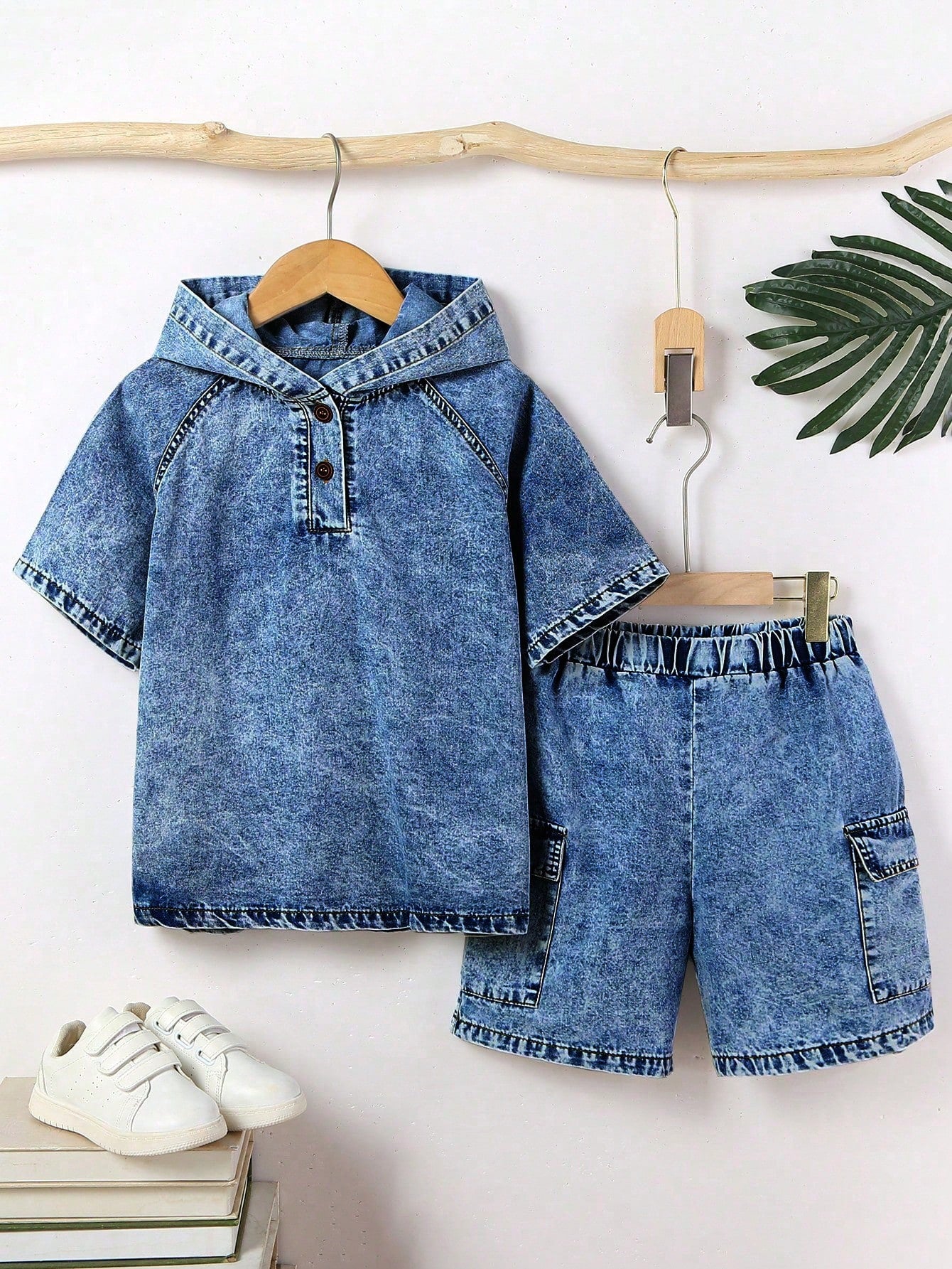 Tween Boy Casual And Comfortable Hooded Denim Jacket And Pocket Shorts Two-Piece Set