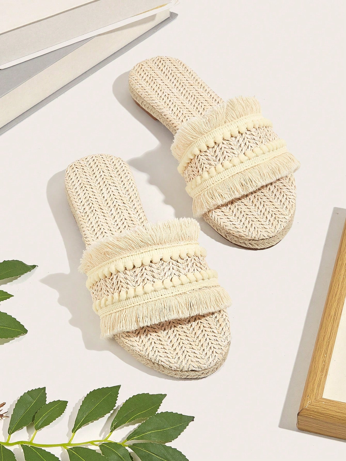 Pink Straw Woven Flat Sandals With Pom Pom Tassel Decoration, Suitable For Bohemian,  And Vacation Styles, Random Quantity And Length Of Pom Pom Tassels, Random Weave Patterns Of Straw Material For Women