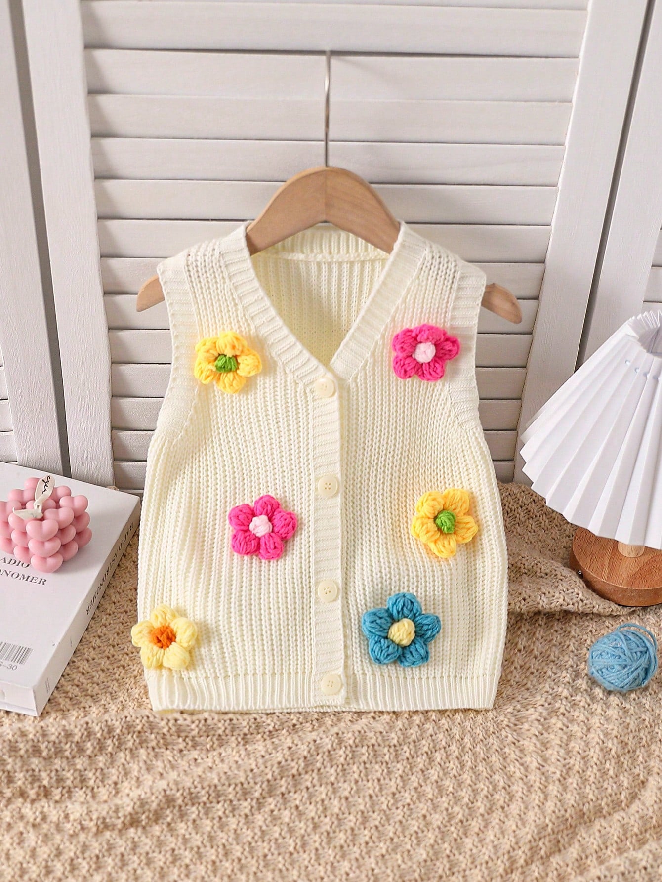 Young Girl Cute And Comfortable Korean-Style White Sweater Vest With Colorful 3D Flowers, Daily Outfit For Travel And Play, Perfect For Vacation