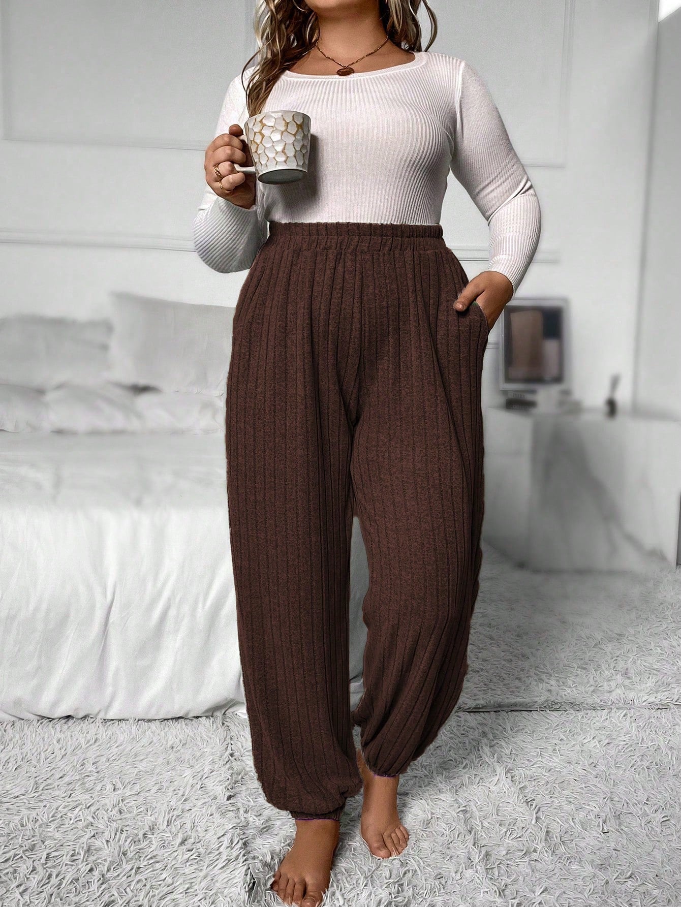 Plus Size Women Solid Color Elastic Waistband Joggers With Side Pockets And Ruched Detail