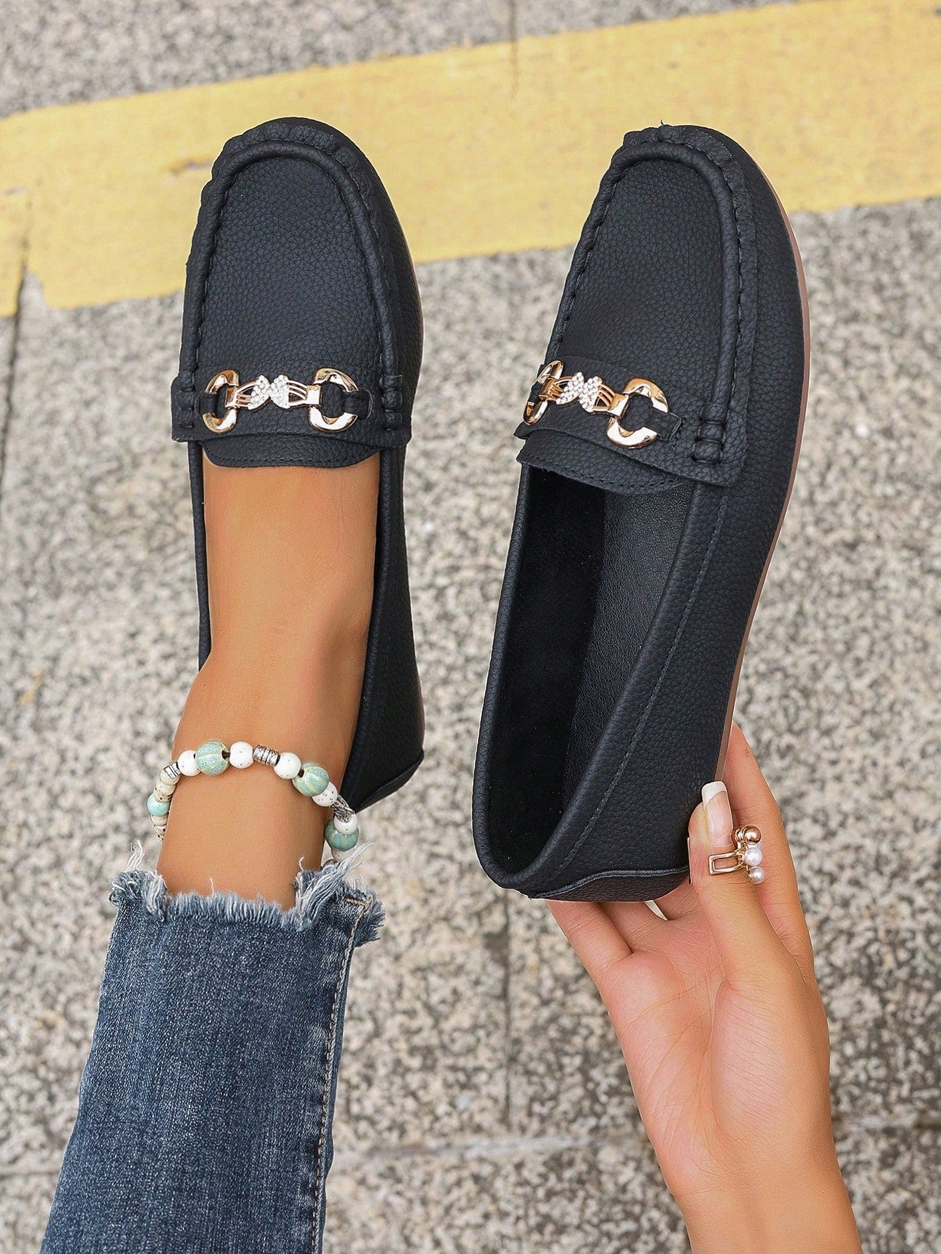 Women Metal Chain Decorated Flat Shoes Round Toe Casual Slip Resistant White Loafers For Spring And Autumn