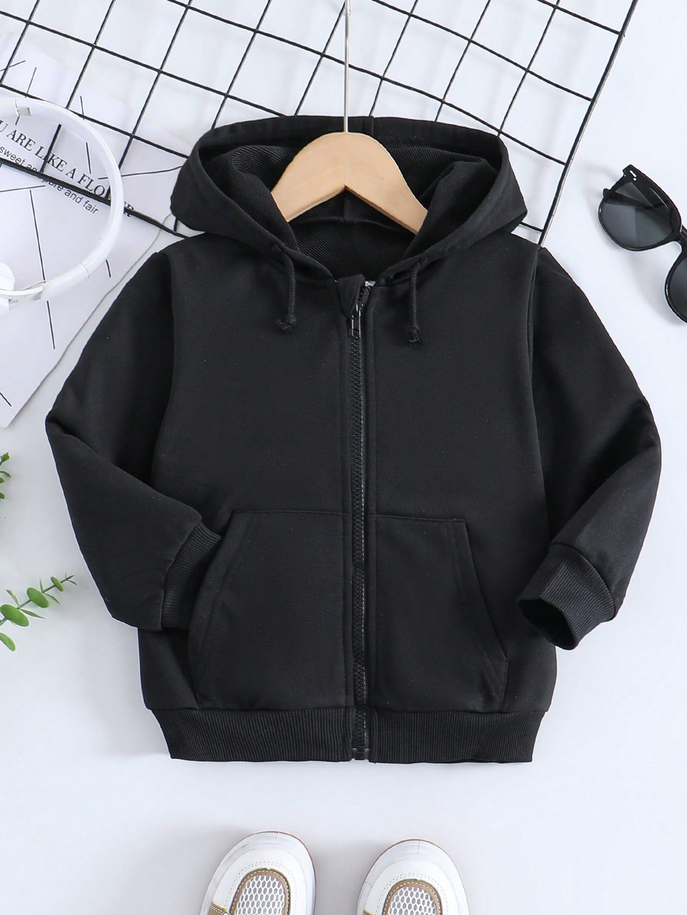 Boys' Casual And Fashionable Hooded Zipper Sweatshirt With Long Sleeves. The Sweatshirt Is Made Of Comfortable And Thick Fabric, With A Simple Cut Design, Ribbed Cuffs And Hem, Simple Hat Decoration, And Rope Design. The Overall Design Is Simple And Gener