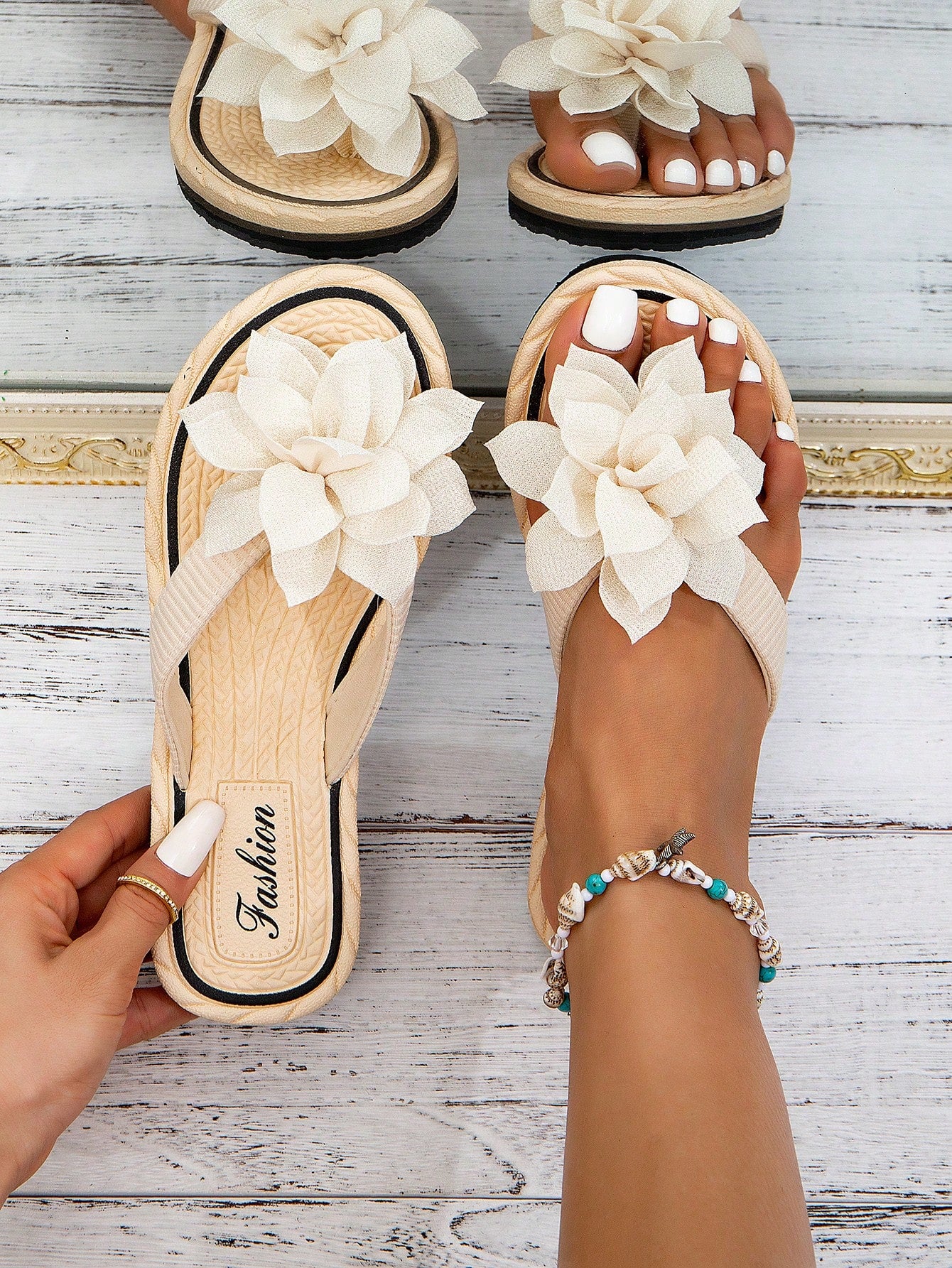 Women's White Flower Fashion Shoes, Summer Style Woven-Like Flat Sandals, Casual Beach Flip Flops With Woven-Like Soles