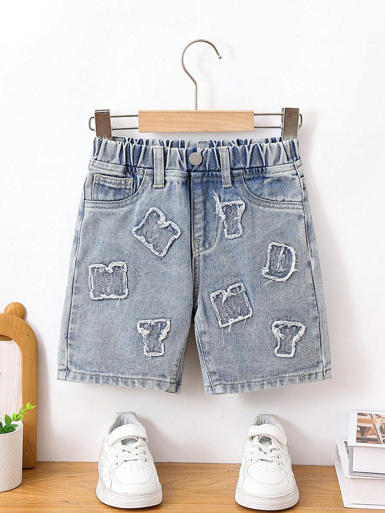 Boys' Medium Washed Blue Loose Fit Denim Shorts With Simple And Fashionable Letter Embroidery