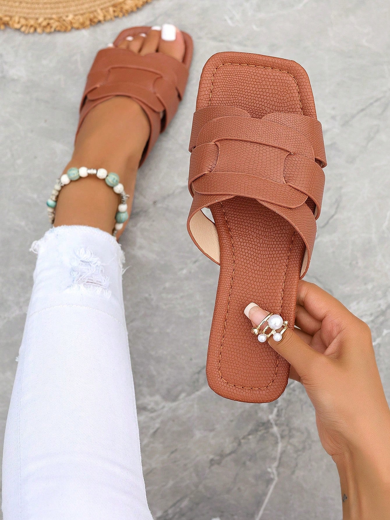 Korean-Style Casual Flat Slippers For Women, Open Toe Woven Roman Style Beach Shoes For Summer Or Autumn. Fashionable French Women's Beach Sandals, Suitable To Wear With Skirts Or For Beach Holiday. Bohemian Style Toe Ringed Flat Slouchy Shoes, Perfect Fo