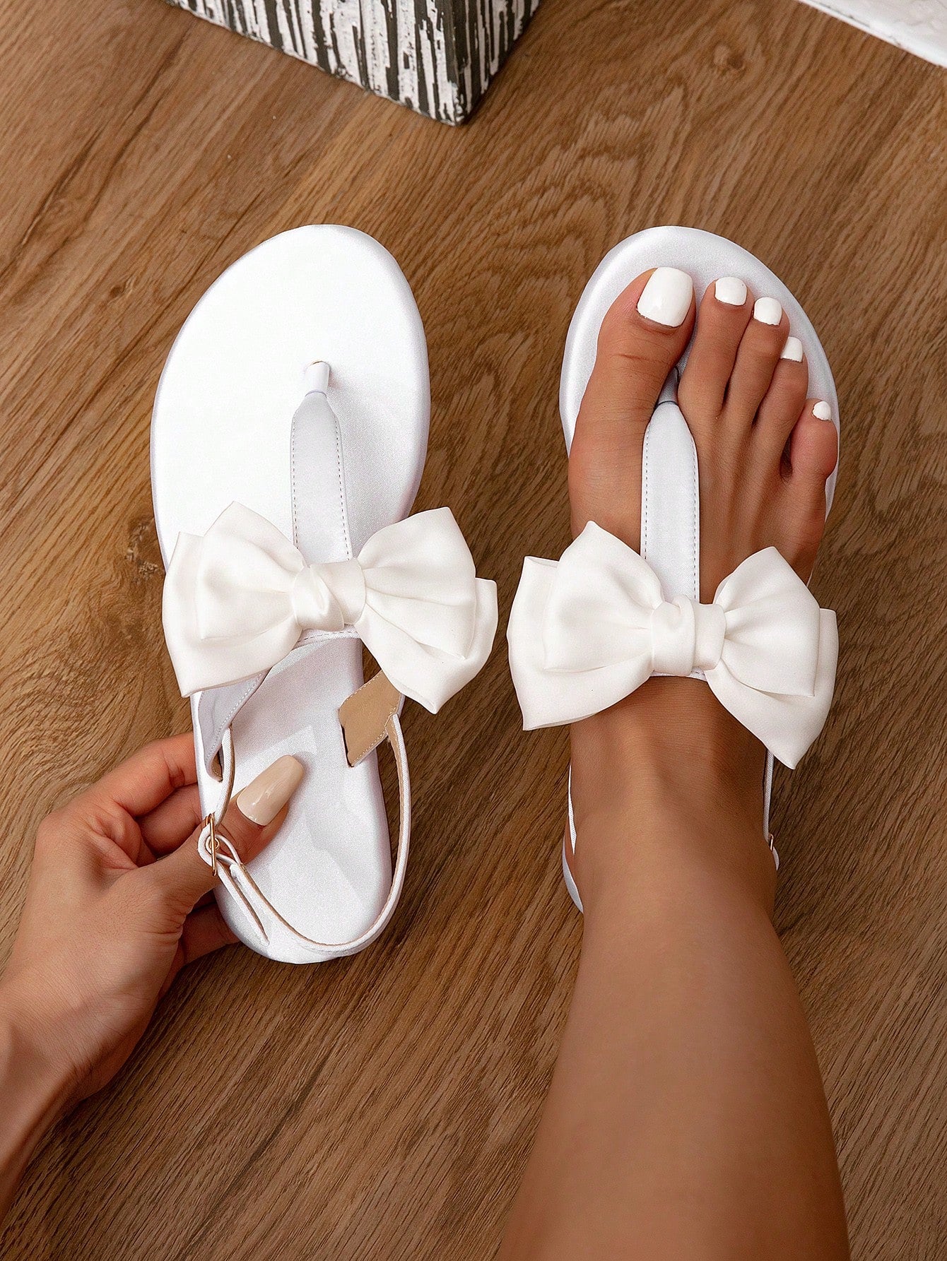 Women Metallic Bow Decor Flat Sandals, Glamorous Summer Thong Sandals