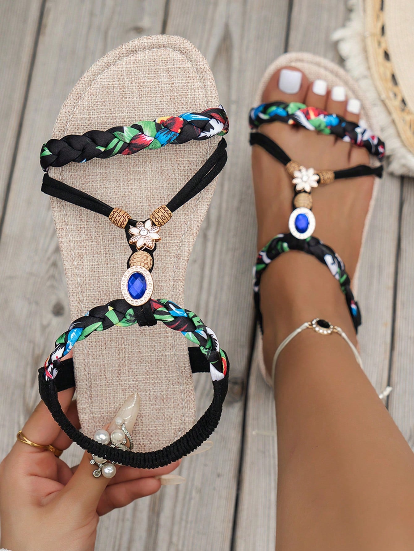 Women Summer Flat Sandals Woven Flat Sandals Lightweight Non-Slip Beach Shoes Random Floral Print Bohemian Style Vacation Sandals