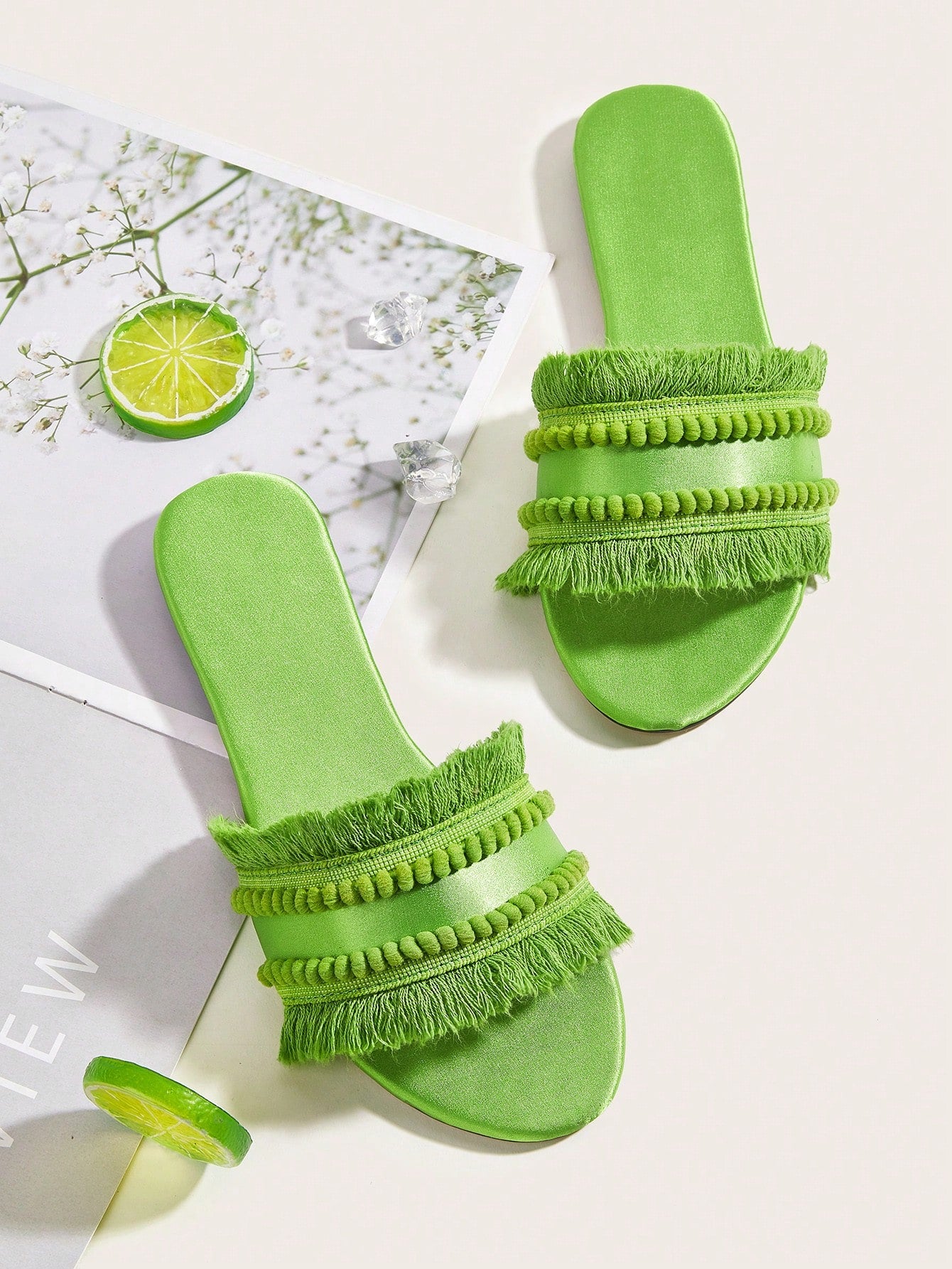 Olive Green Suede Ball Fringe Decoration Bohemian Style  Vacation Style Women's Flat Sandals. The Length And Quantity Of The Fringe Decoration Are Random.