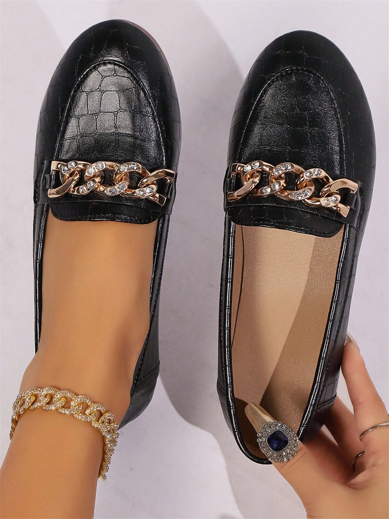 Women's Retro Elegant Round Toe Flats, Gold Tone Chain & Hardware Decor, Fractured Pattern, Shallow Mouth, Slip-On Loafers, Leisure Style, Vintage British Wind, Matte Surface, 2024 New Spring Autumn Arrival, Soft & Comfortable White Flat Bottom Shoes/Pump
