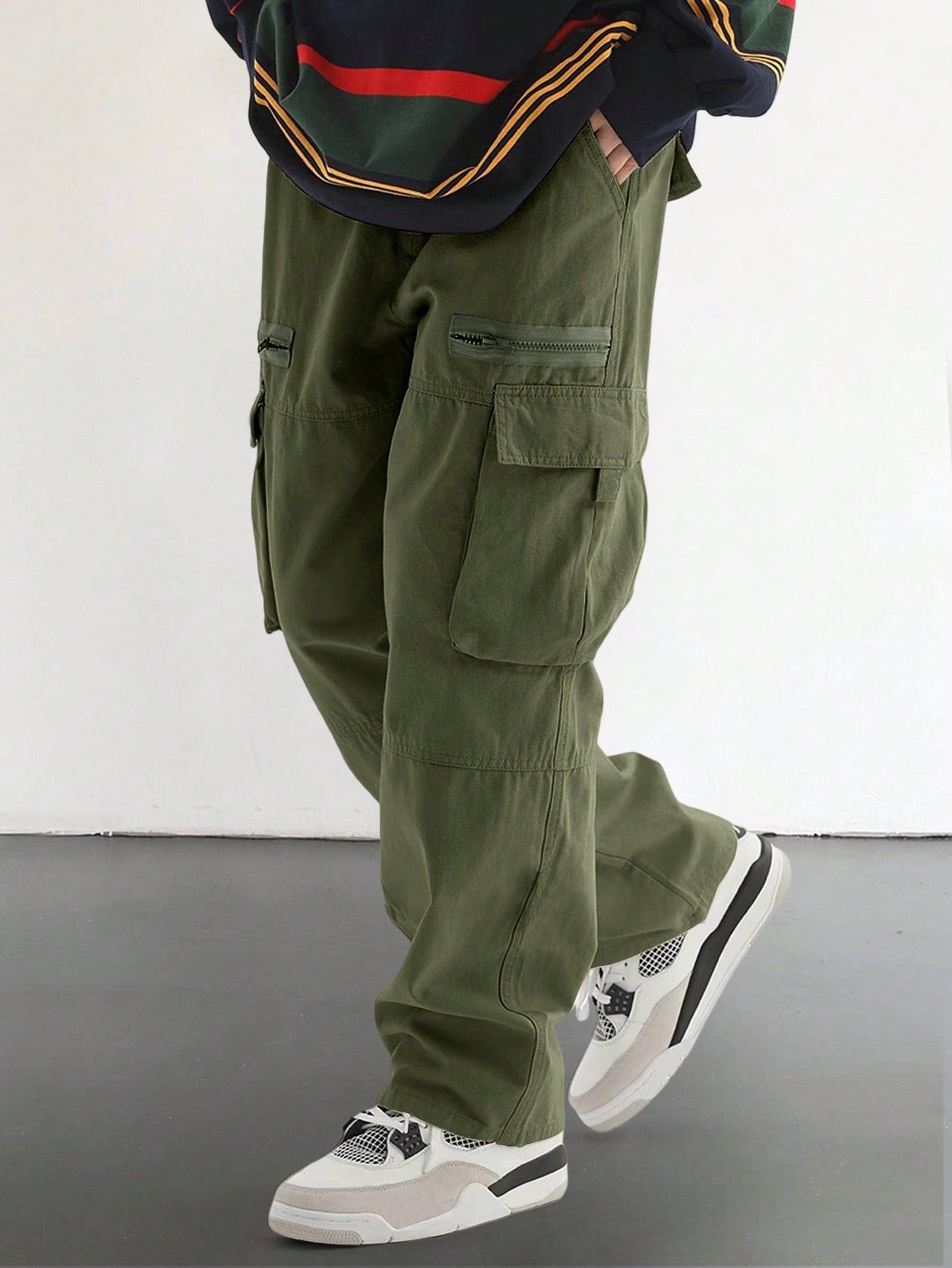 Loose Fit Men's Cargo Pants With Flap Pockets On The Side