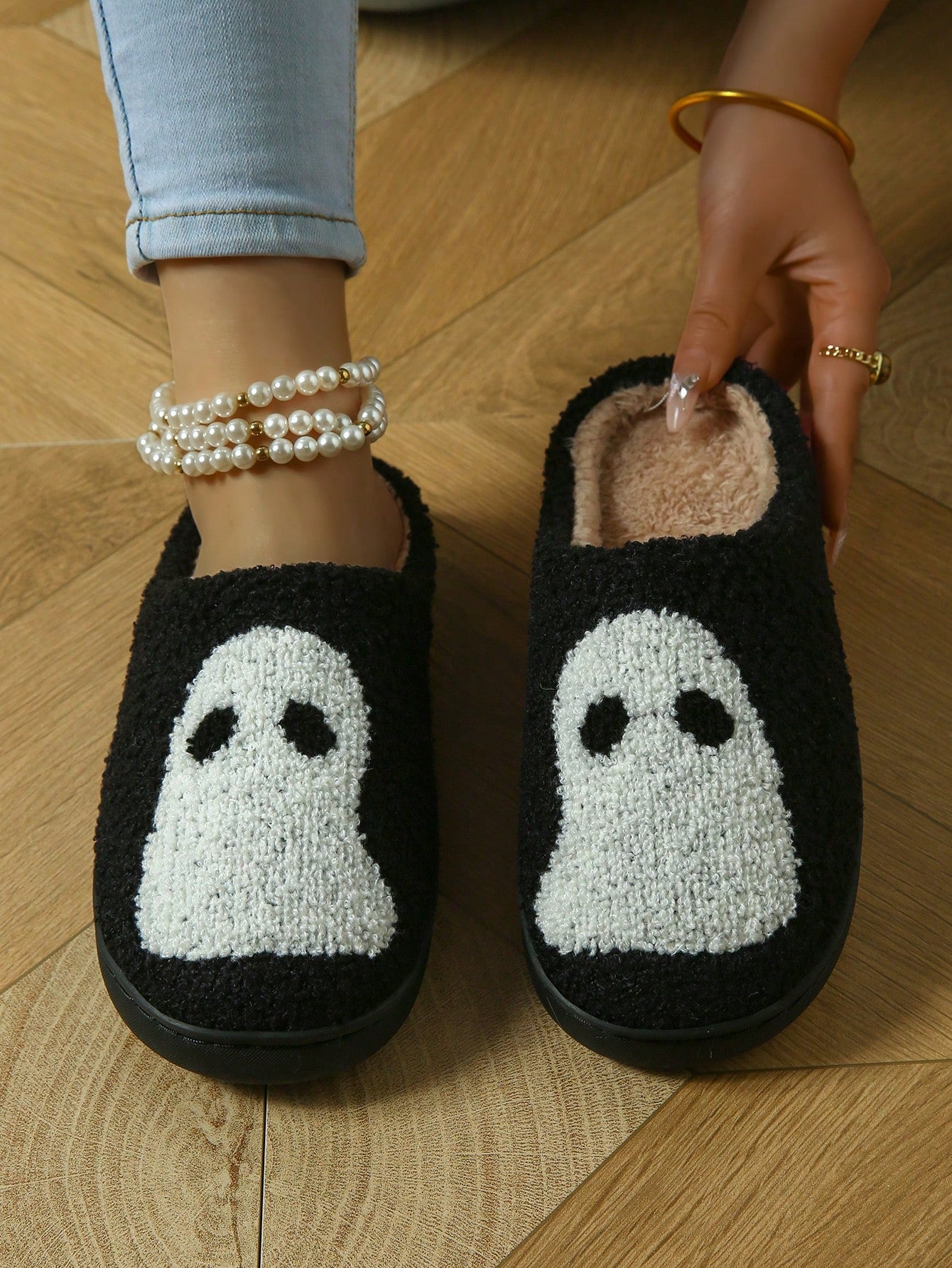 Women's Halloween Pumpkin, Ghost, Skull, Bat, Ghost Cat Pattern Flat Bottomed Indoor Plush Slippers, Winter Home Slippers