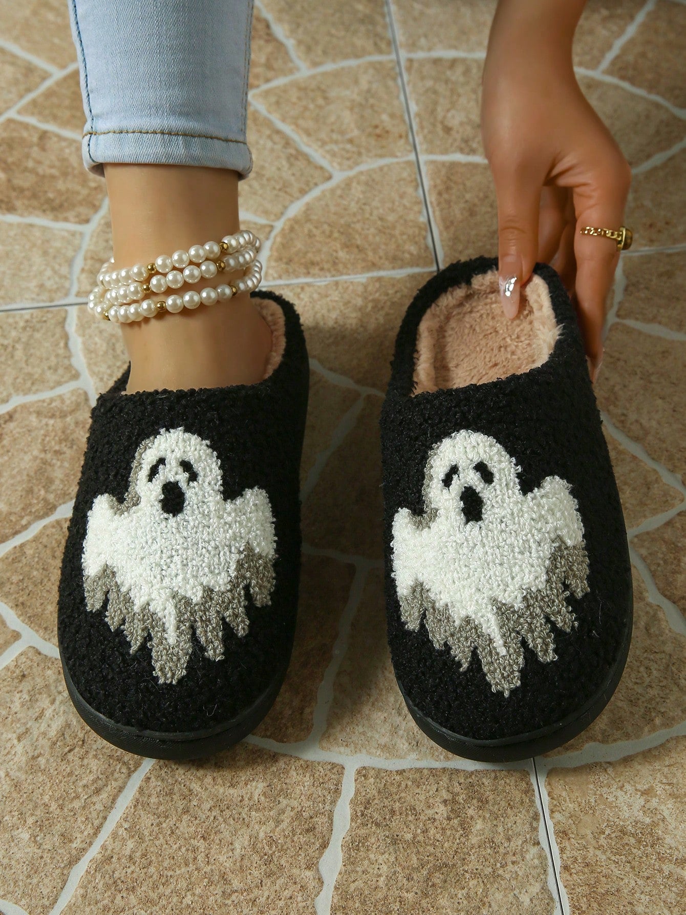 Women's Halloween Pumpkin, Ghost, Skull, Bat, Ghost Cat Pattern Flat Bottomed Indoor Plush Slippers, Winter Home Slippers