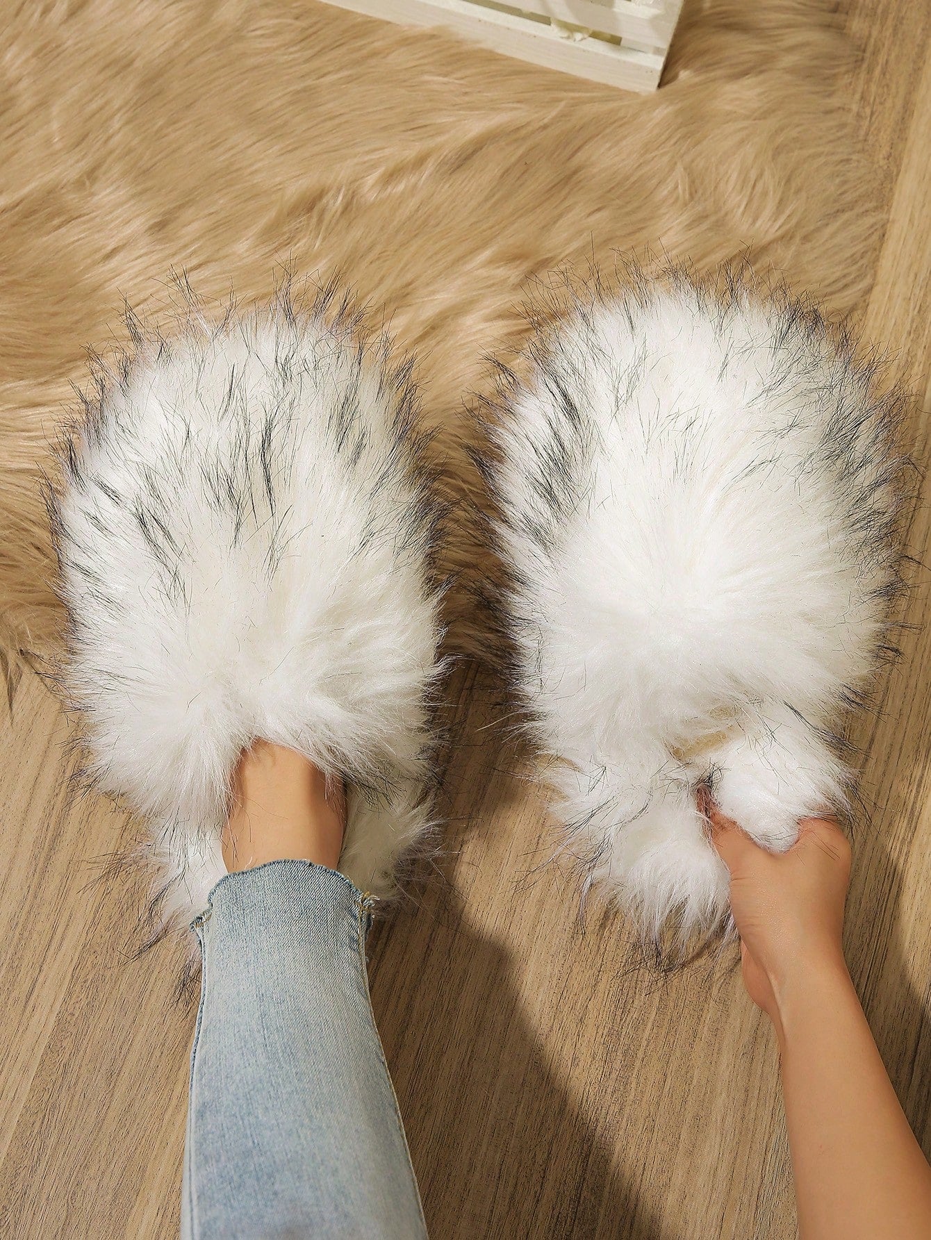 Women's Blue Dual-Color Faux Fur Fluffy Slides, Round Toe Casual Slip-Ons, Fashionable, Comfortable, Sexy, And Elegant. Suitable For Home And Casual Wear, Added Fleece For Warmth, Flat And Soft Home Slippers