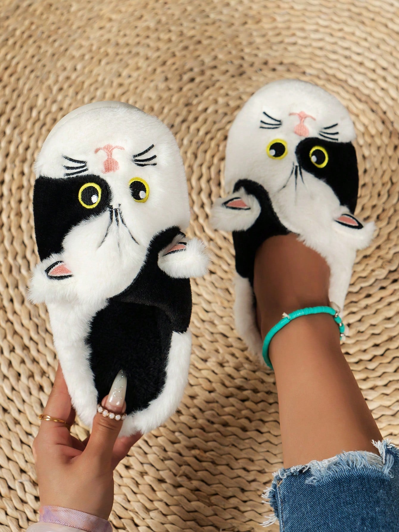 Winter Women's Cute Cat Pattern Indoor Comfortable Anti-Slip Warm Soft Bottom Furry Slippers