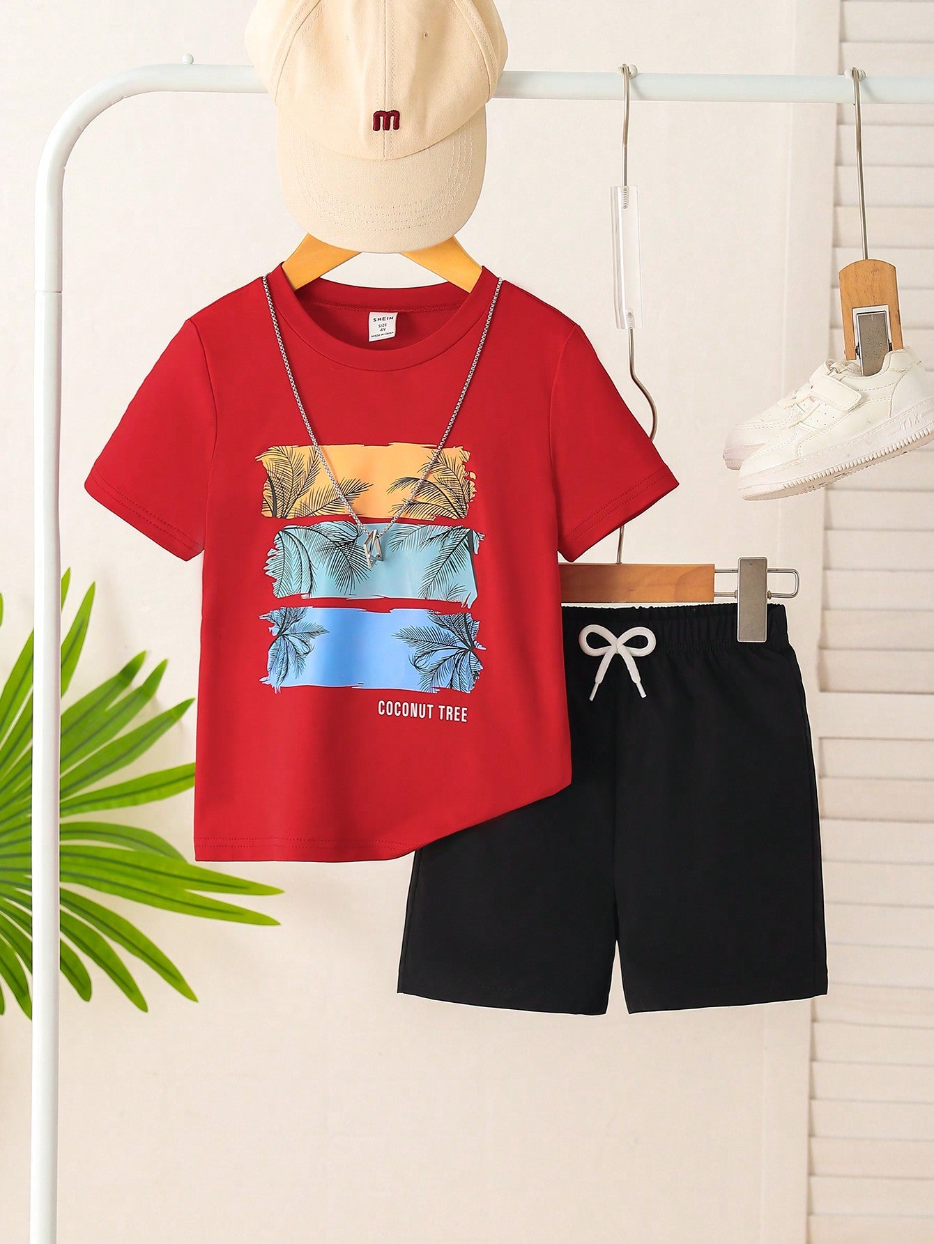 若い男の子のカジュアルなトロピカルレタープリント半袖Tシャツとショートパンツの夏セット