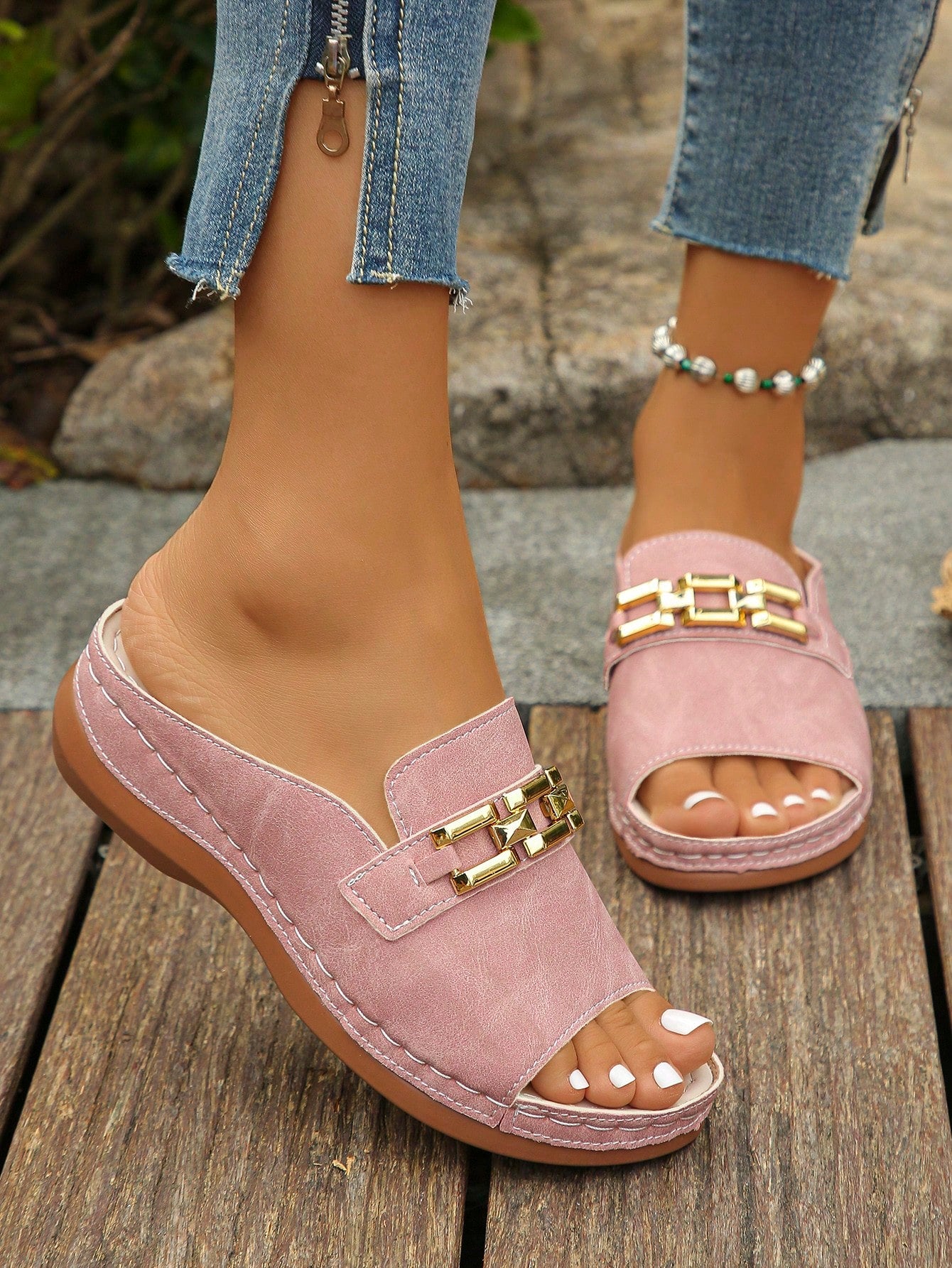 Plus Size Women's Summer Fashionable Casual Light Purple Wedge Heel Sandals, 36-43 European Size. Suitable For Daily Wear And Outdoor Activities. With Metal Chains As Decoration. Wedge Heel And Thick Sole Make The Sandals Comfortable And Lightweight.