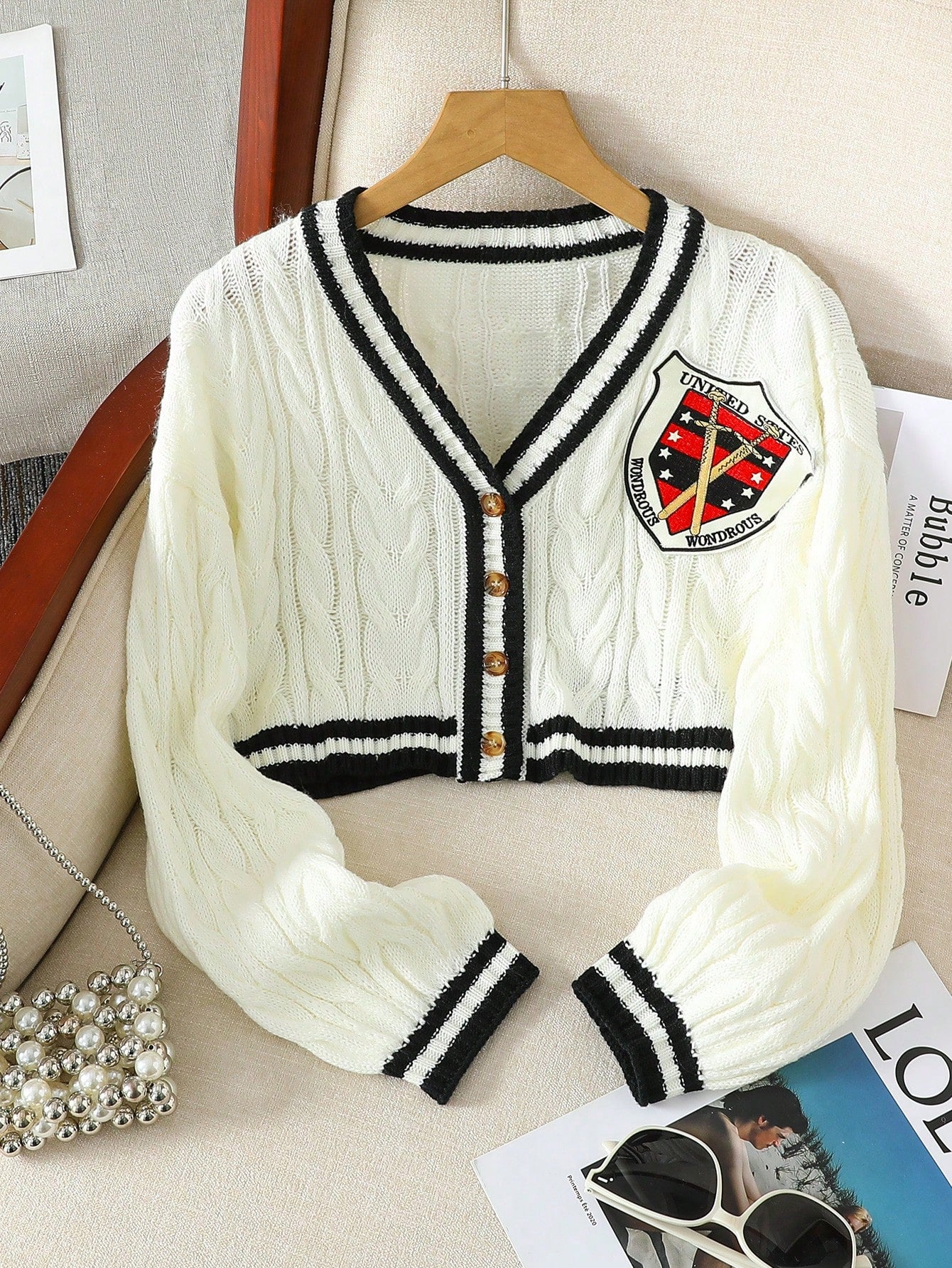 This Preppy-Style Cropped Cardigan For Older Girls Exudes An Atmosphere Of Intellectuality And Fashion. The Short Design Highlights Youthful Vitality And Shows The Elegant Elegant Of Preppy Style. The Open-Front Design Is Simple And Generous, Easy To Wear