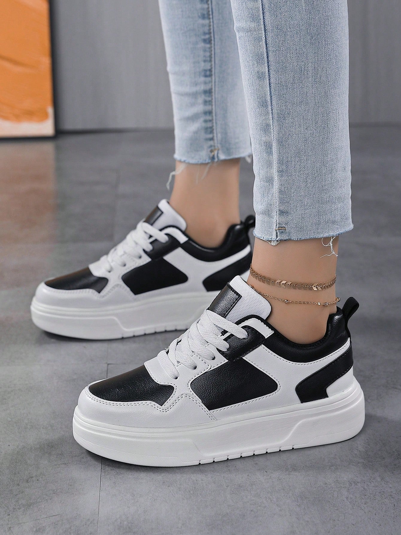 Fashionable Women Sports Shoes, Minimalist Style Classic White Casual Skateboard Shoes, Solid Color Versatile Round Toe Thick Platform Height-Increasing Outdoor Hiking Sneakers.