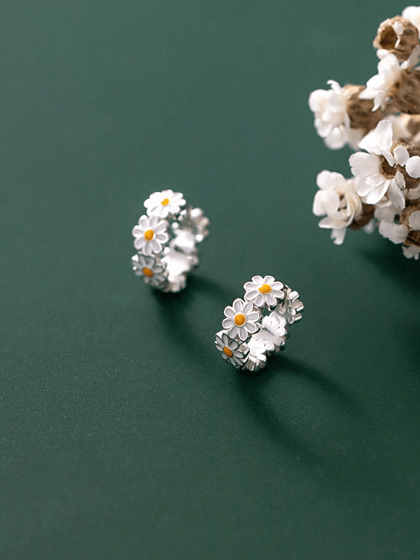 One Pair Of Sweet And Cute Little Daisy Earrings For Teenage Girls, Simple And Elegant, Suitable For Daily Wear And A Gift For Good Friends.