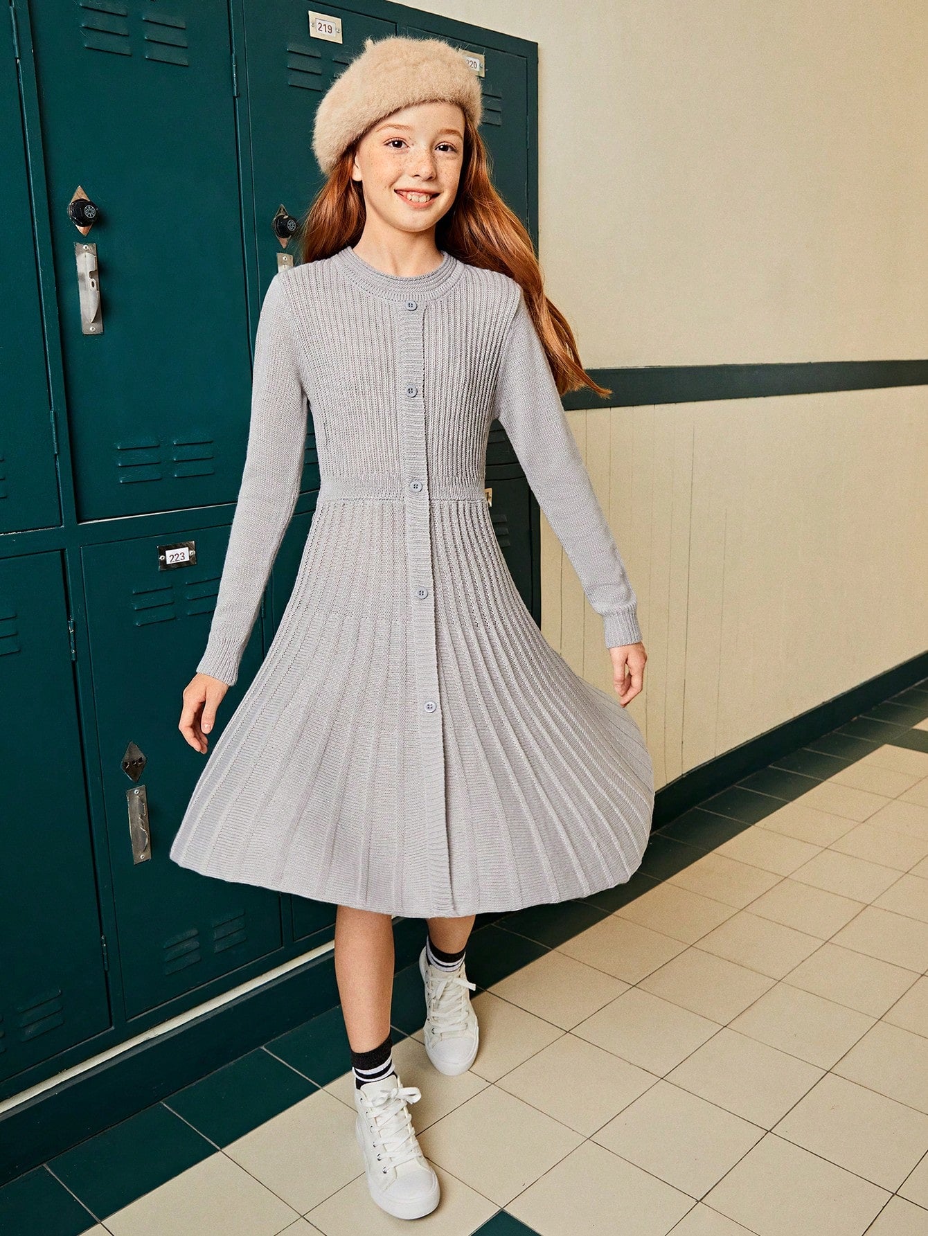 This Casual And Loose-Fitting Long-Sleeved Sweater Dress For Girls Showcases A Comfortable And Relaxed Atmosphere. The Loose-Fitting Design Allows For Greater Comfort And Ease, Displaying A Carefree Attitude. The Long-Sleeved Design Is Suitable For Wearin