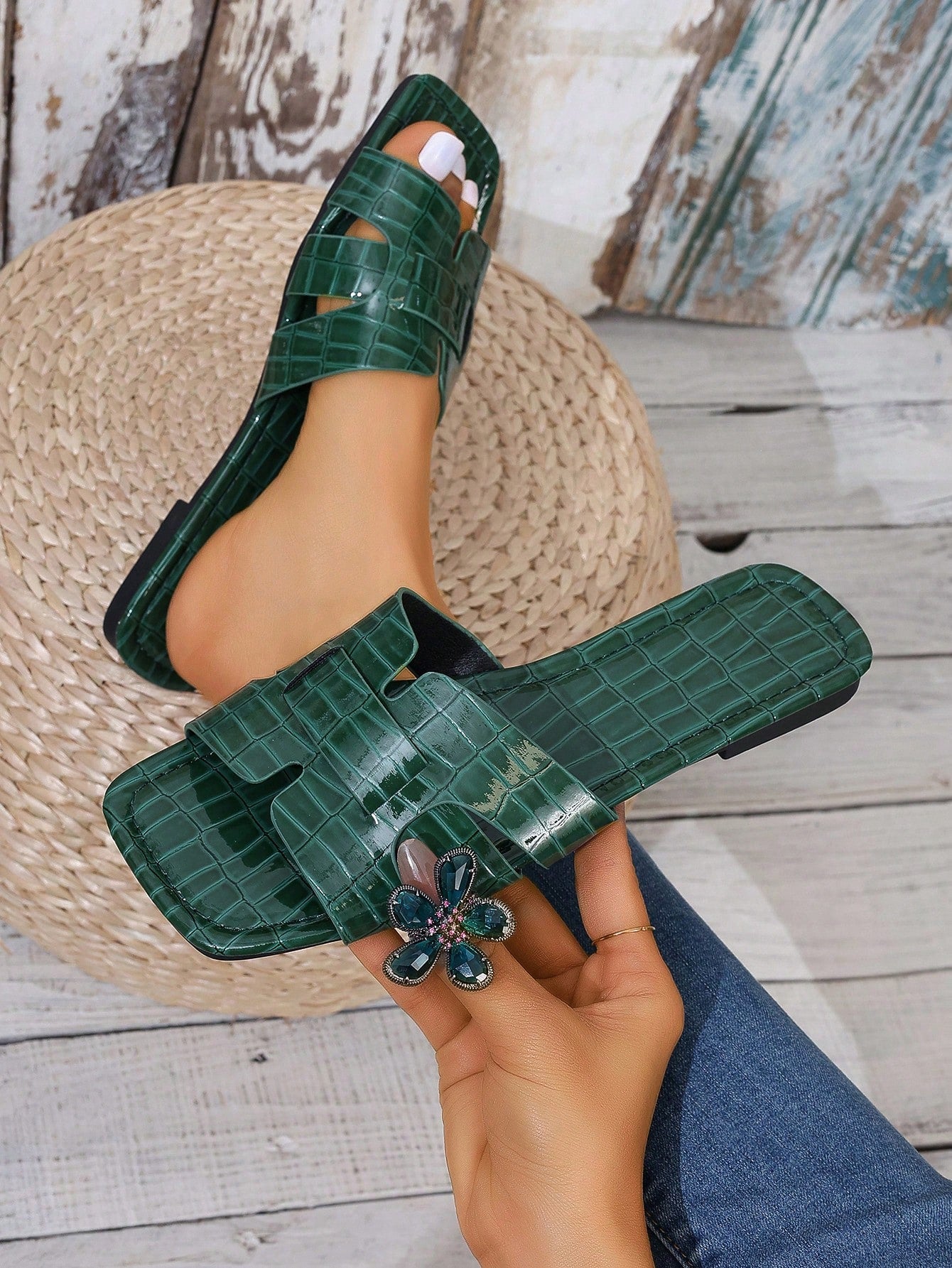 Summer New Women's Plus Size Crocodile Print Plaid Green Square Toe Slip-On Slippers With Woven Strap, Hollow-Out, Vacation, Daily, Home, Outdoor, Elegant, Beach, Ladies' Fashion Flat Sandals