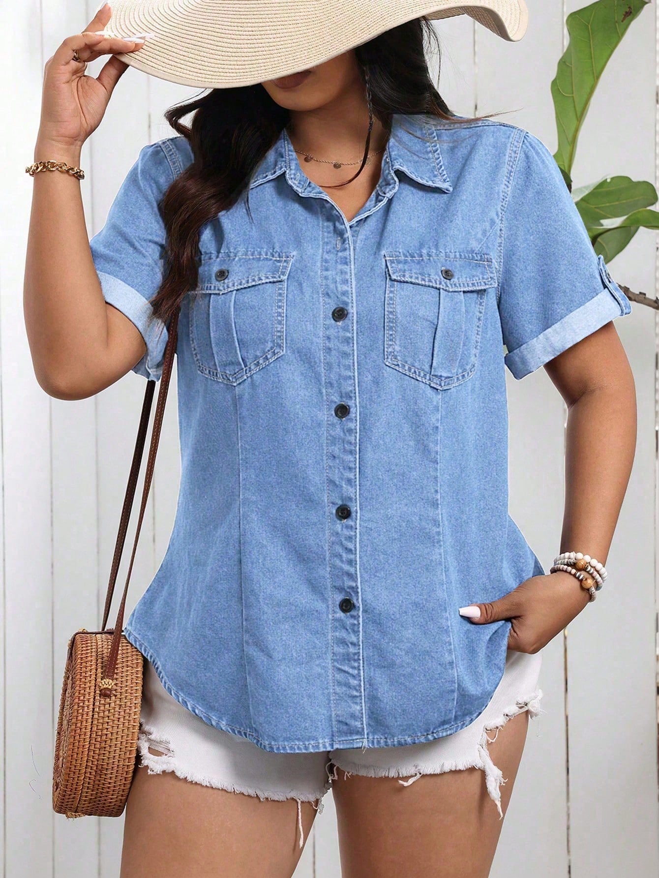 Plus Size Women's Summer Casual Fit Denim Shirt With Flap Pockets And Short Sleeves