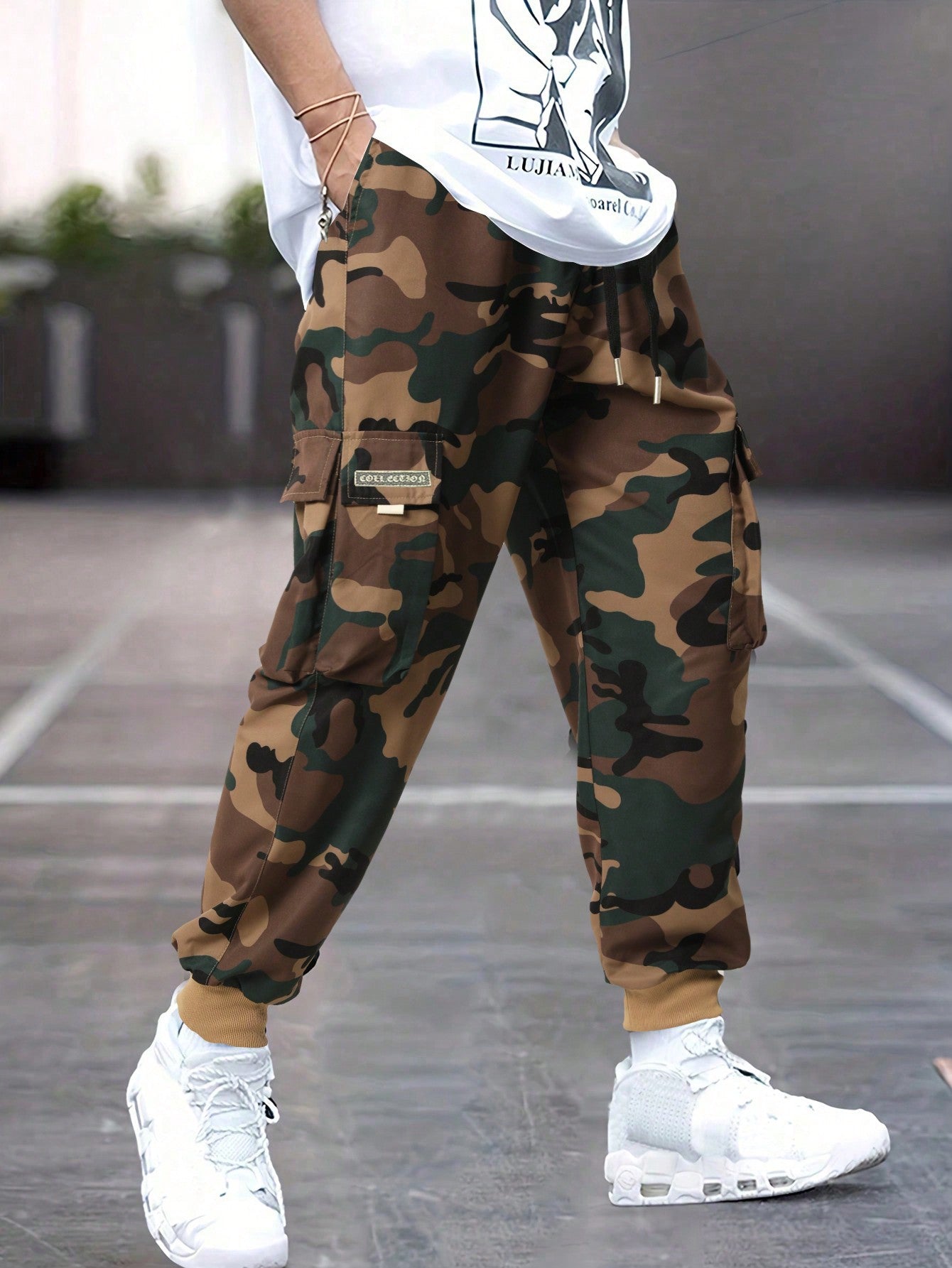 Men Letter Graphic Flap Pocket Drawstring Waist Cargo Pants