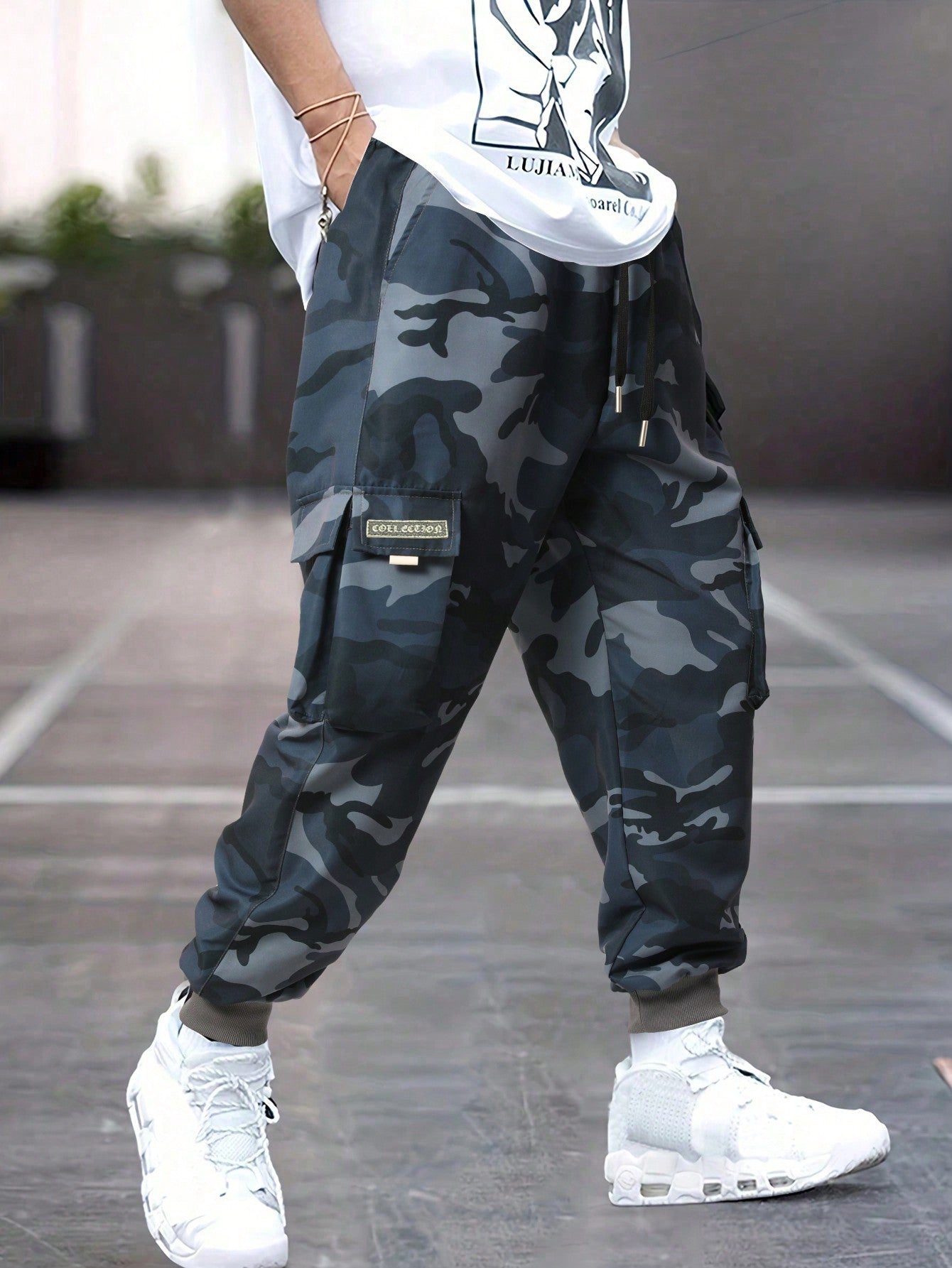 Men Letter Graphic Flap Pocket Drawstring Waist Cargo Pants