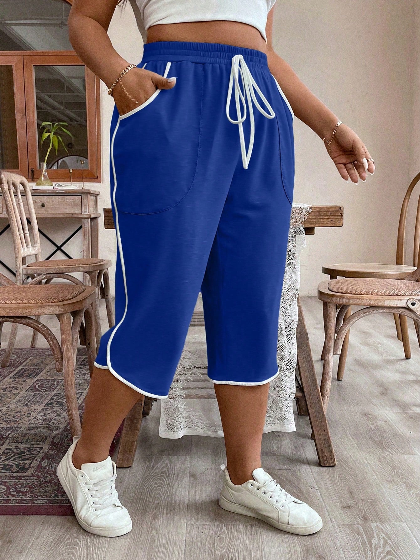 Plus Size Women Drawstring Waist Loose Fit Capri Pants With Pockets