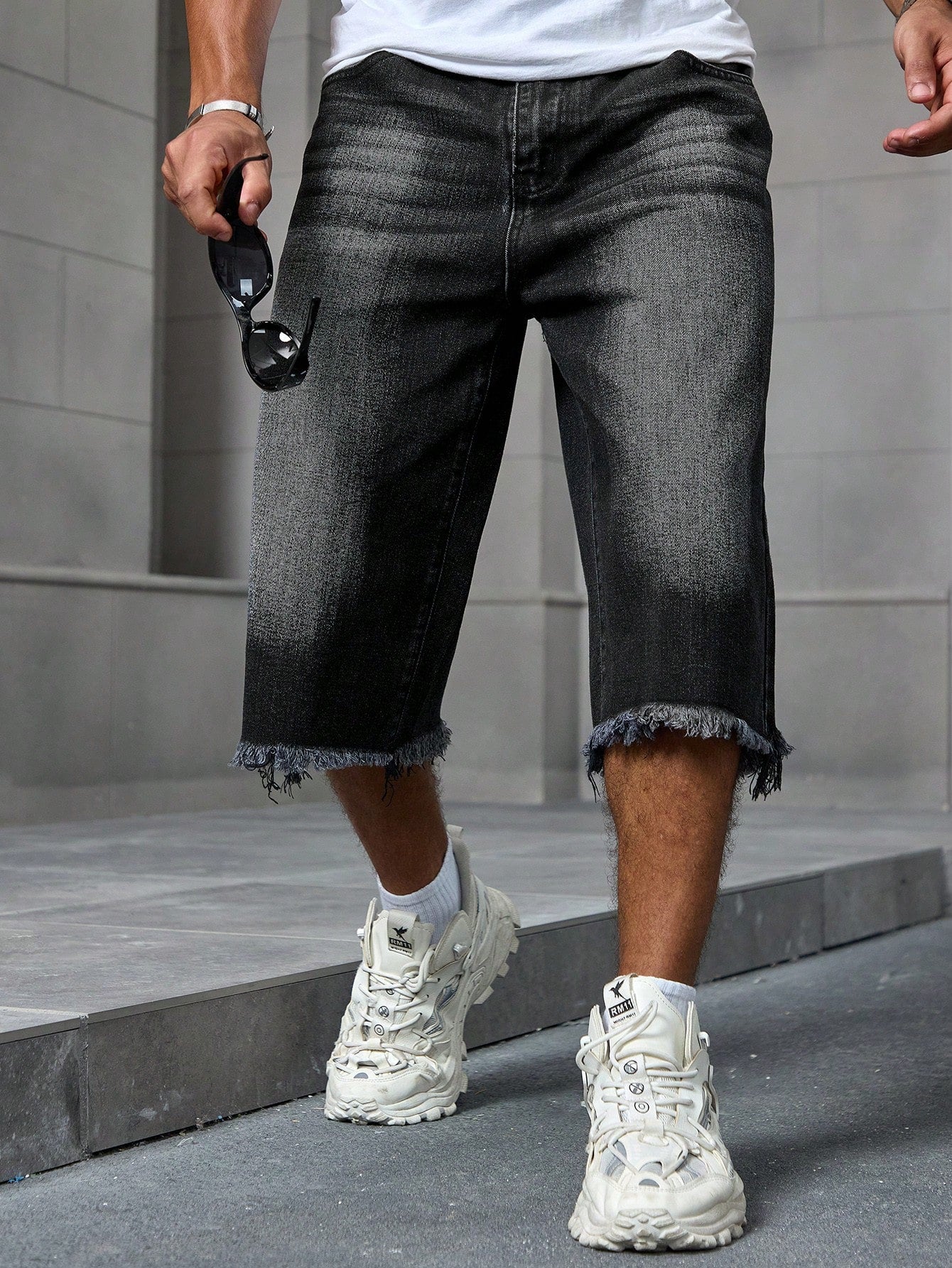 Men Fashionable Loose-Fit Distressed Denim Shorts For Summer