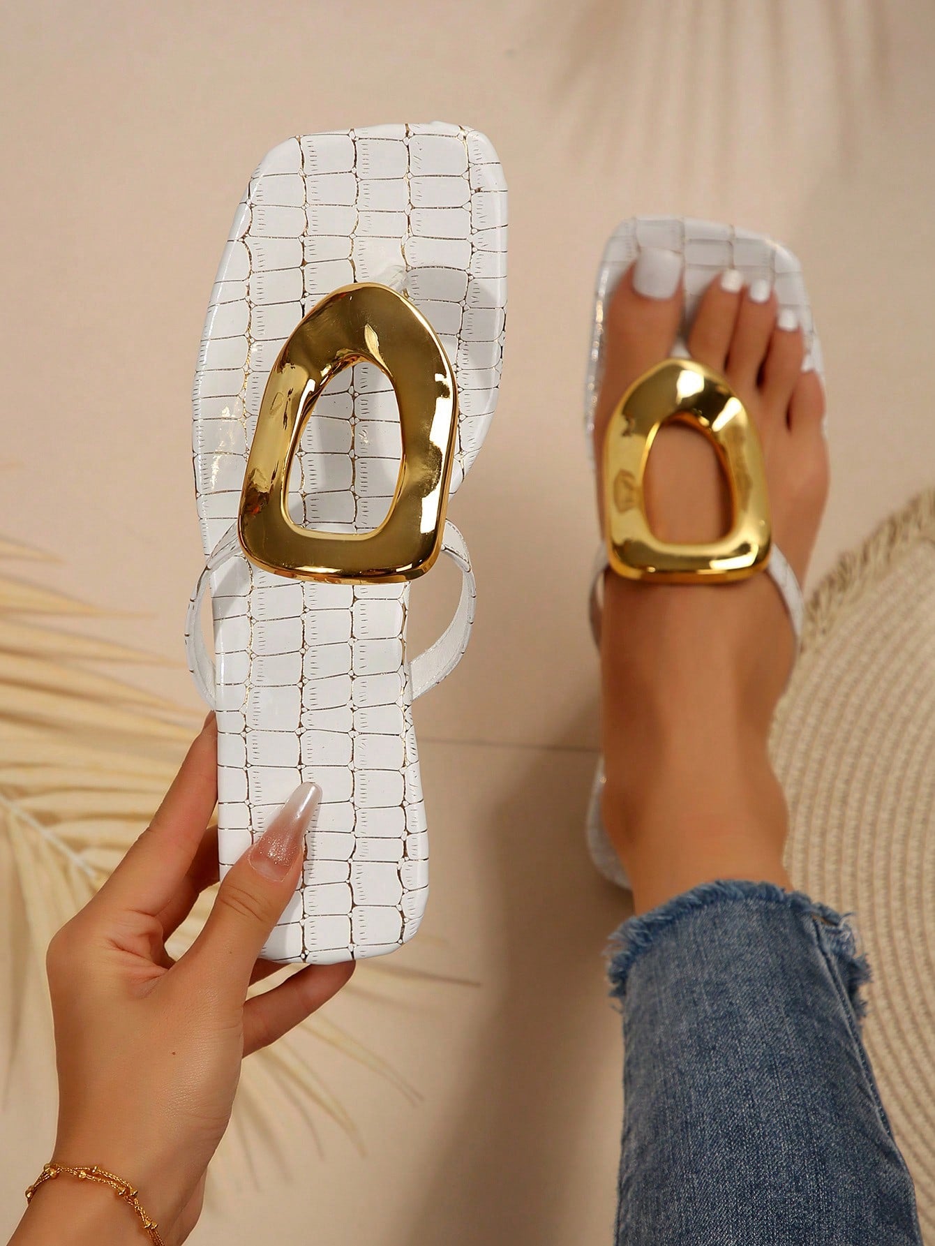 New Women's Hollow Elliptical Fish Scale Decorated Slippers, Summer Resort Style Comfortable And Fashionable Flat Gold Sandals