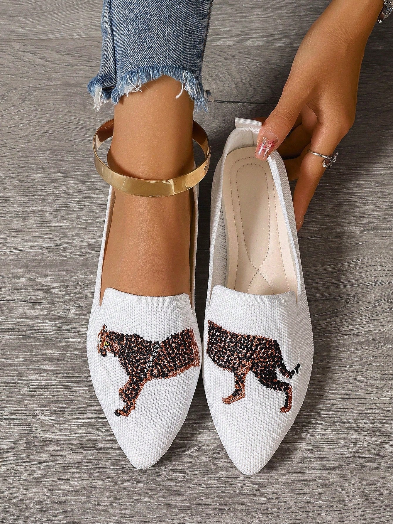 Women's Fashionable Square Toe Tiger Embroidery Pattern Breathable Large Size Slip-On Ballet Flats For Export