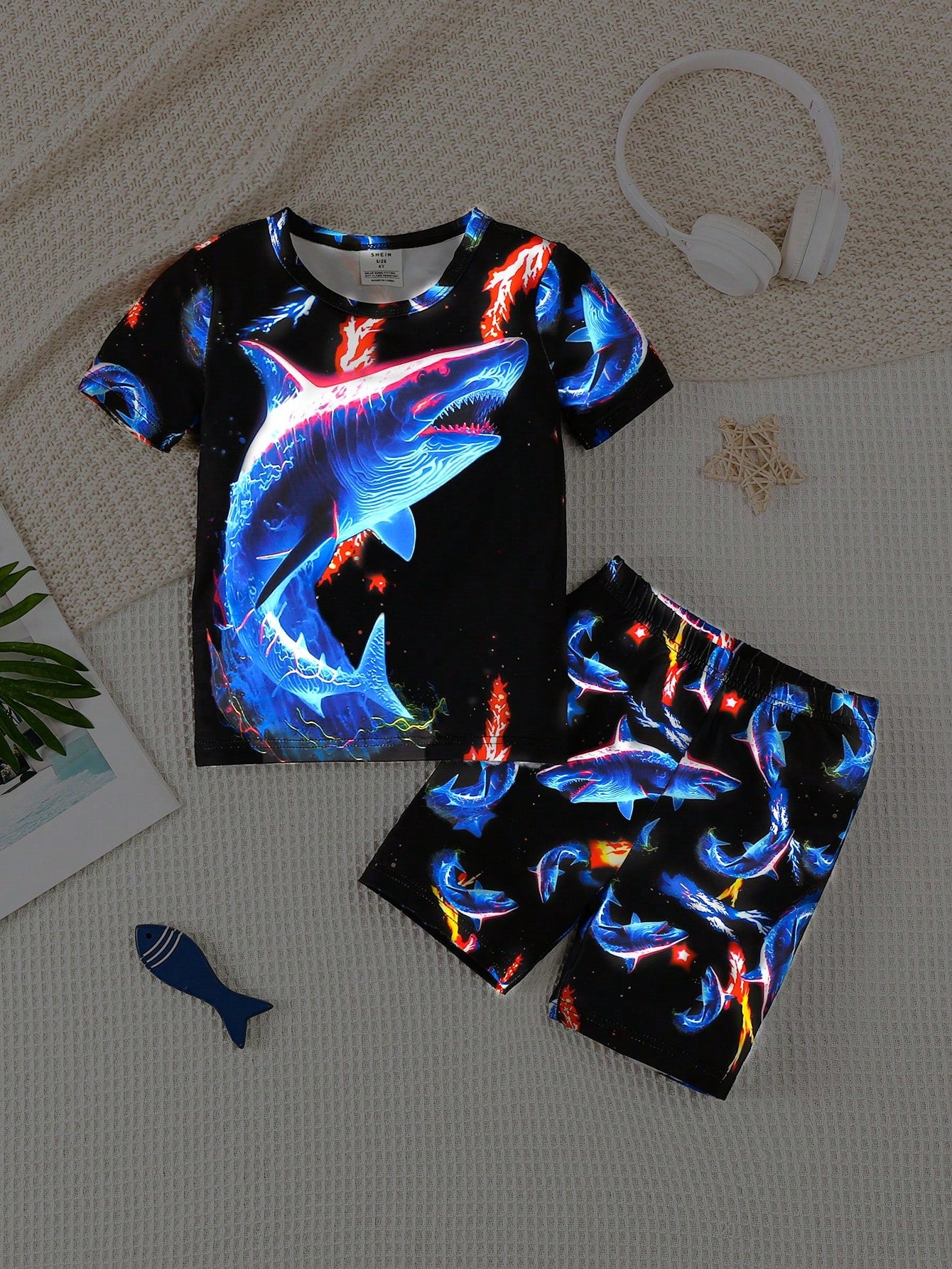 2pcs Boys Glow-In-The-Dark Shark Print Knit Sleepwear - Snug Fit Short Sleeve T-Shirt And Shorts