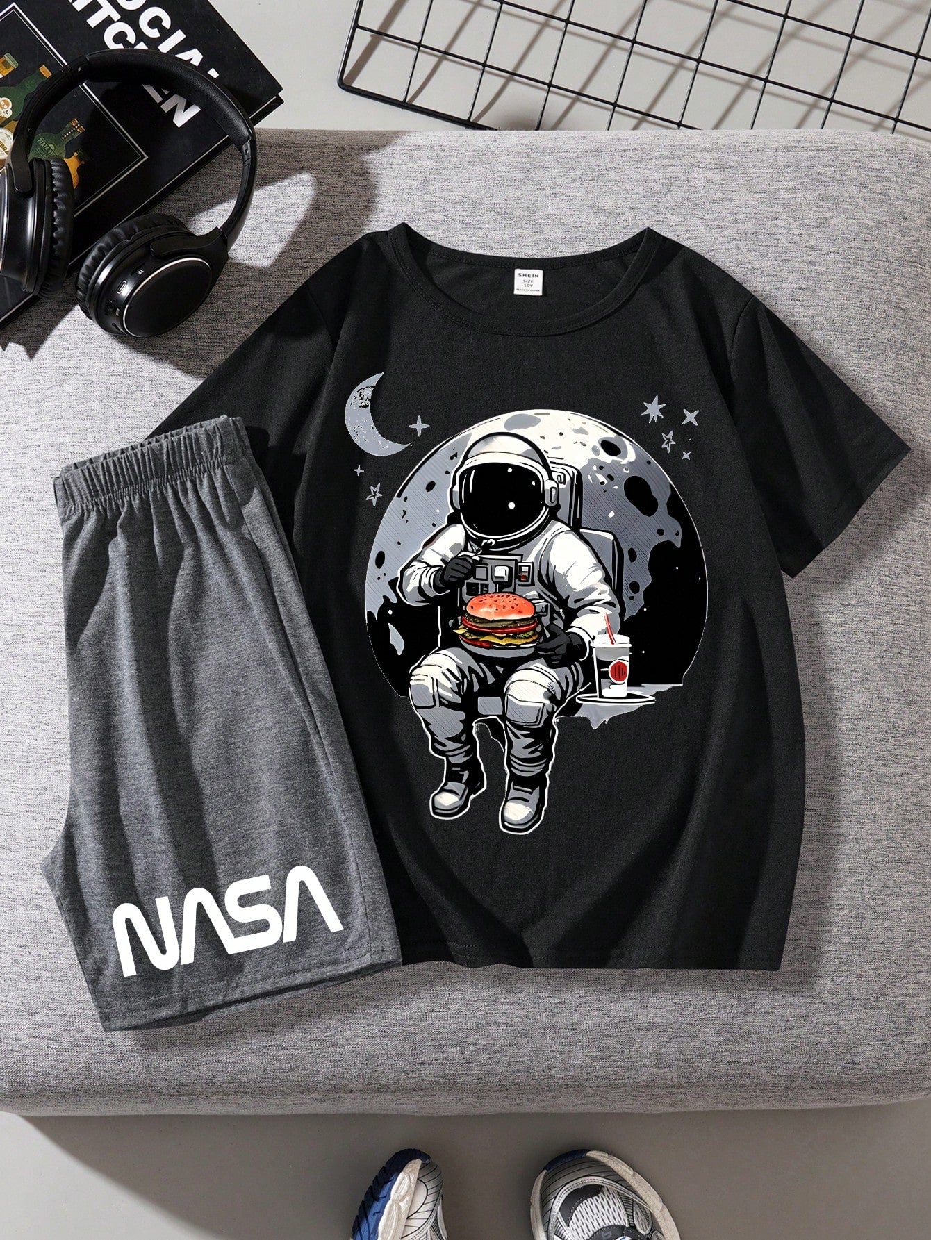 Tween Boy Casual Simple Cartoon Astronaut Pattern Short Sleeve T-Shirt And Shorts Set, Suitable For Summer