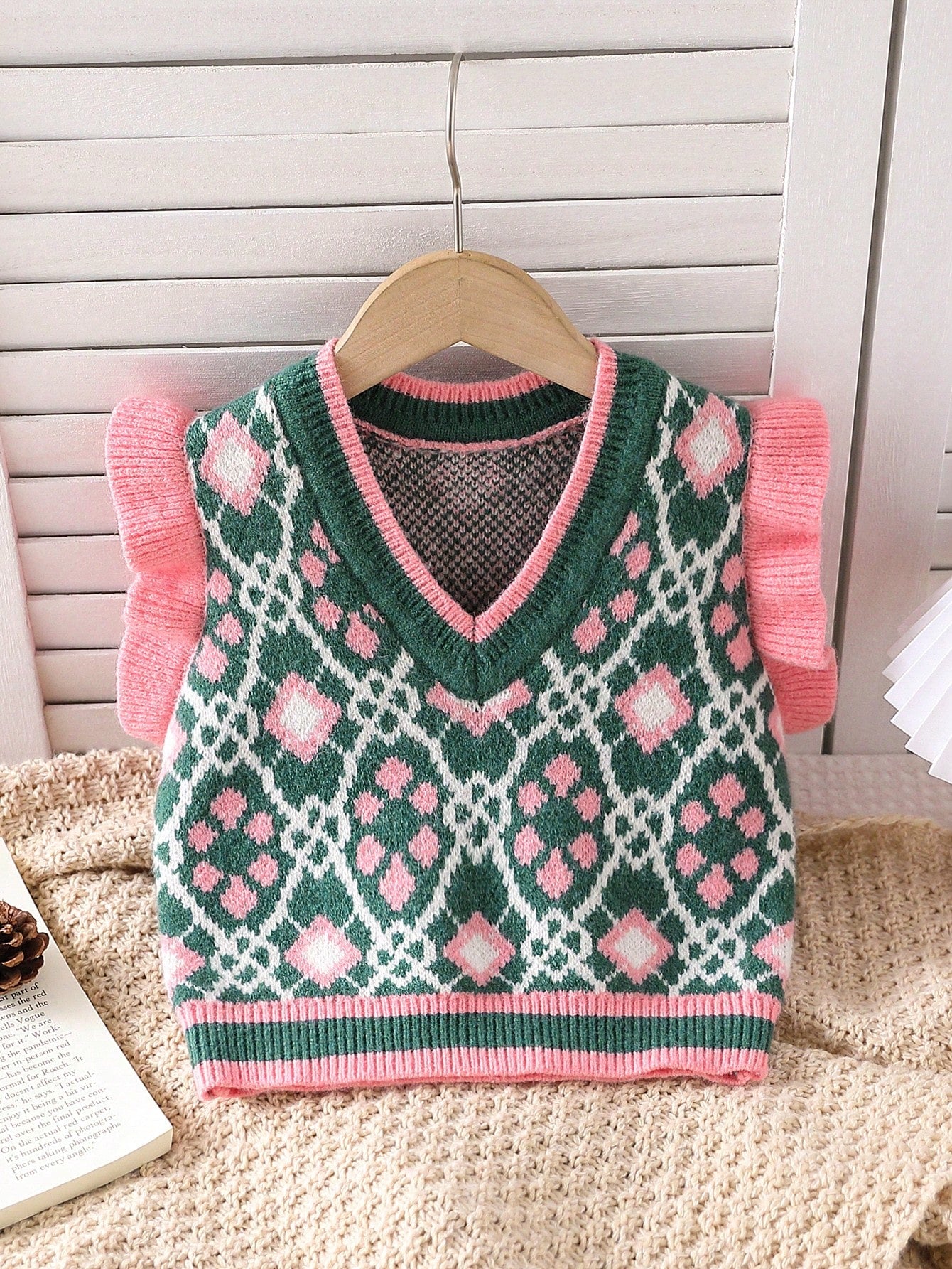 Girls' Knitted Vest Sleeveless Cardigan, Spring And Autumn. The Sweater Vest Features A Ruffled Design, Showcasing A Cute And Lively Style, Suitable As A Knitted Ruffled Vest Or Shrug For Children. The Sleeveless Vest Design Is Appropriate For Spring And