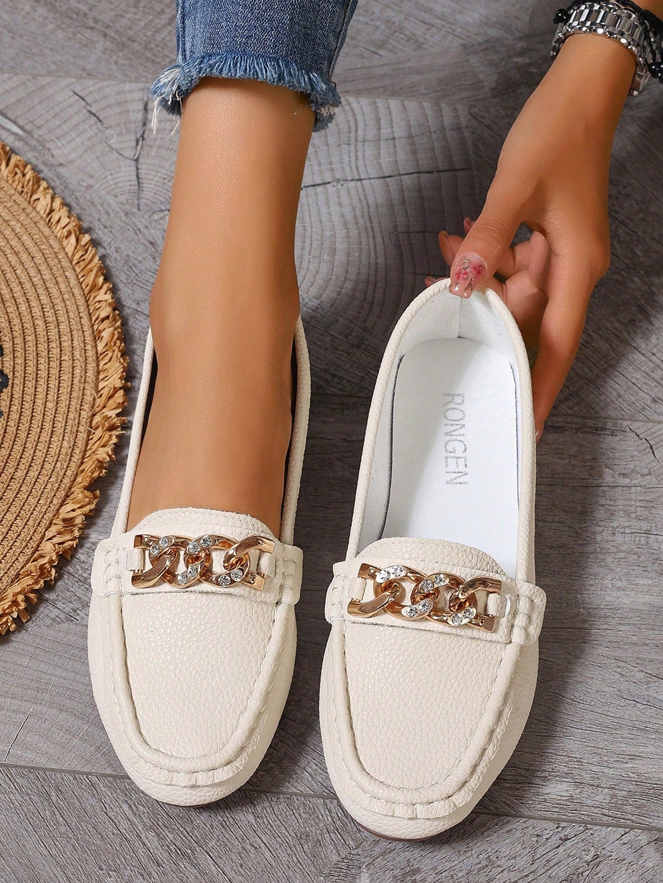 Women Metal Chain Decorated Flat Shoes Round Toe Casual Slip Resistant White Loafers For Spring And Autumn