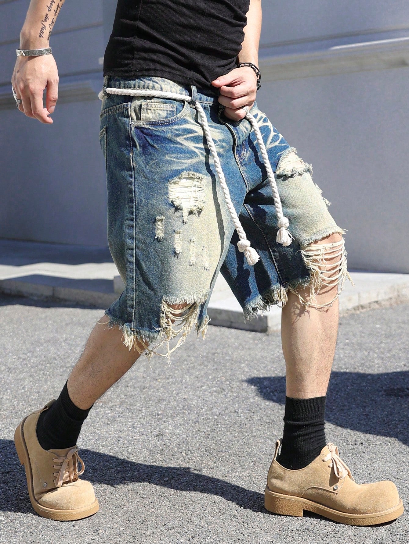 Loose-Fit Men's Ripped Frayed Raw Hem Denim Shorts