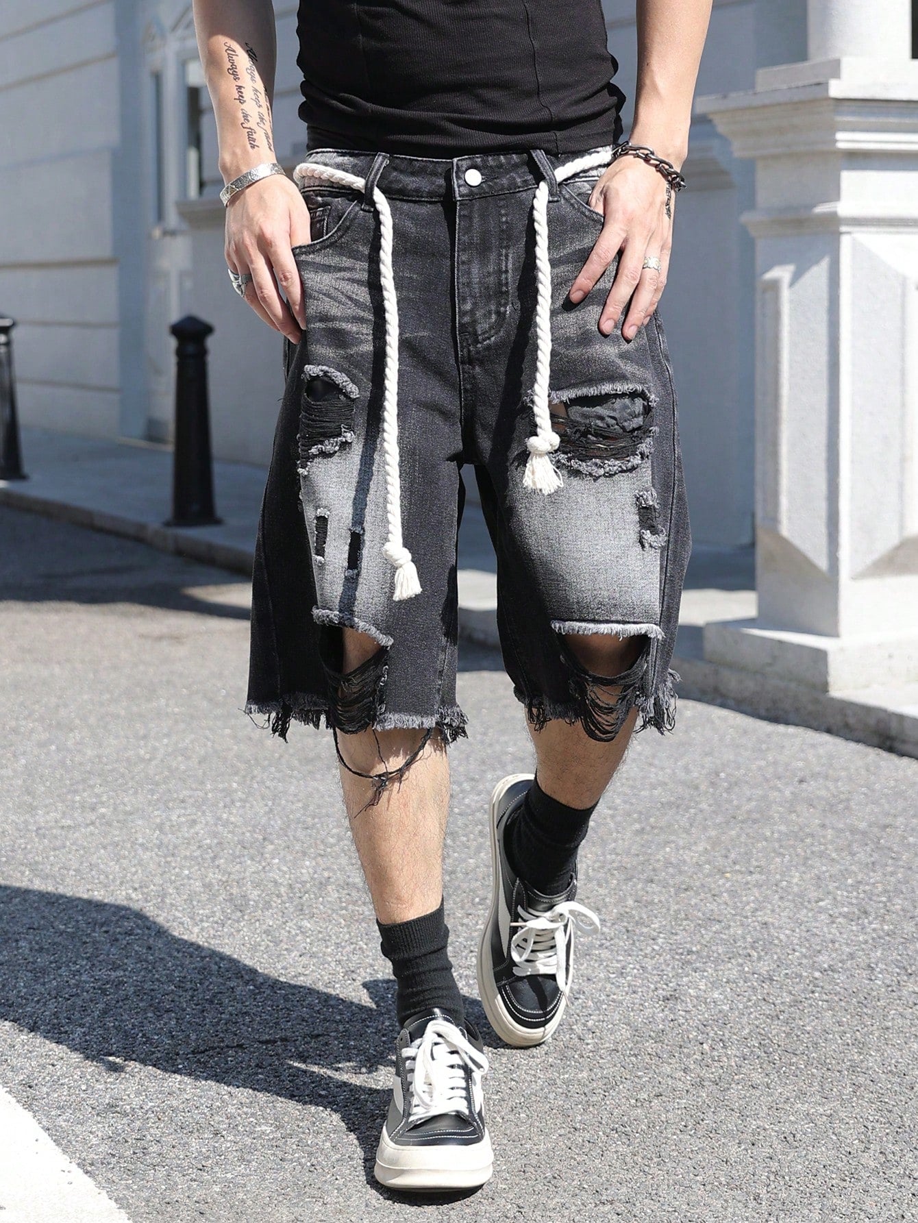 Loose-Fit Men's Ripped Frayed Raw Hem Denim Shorts