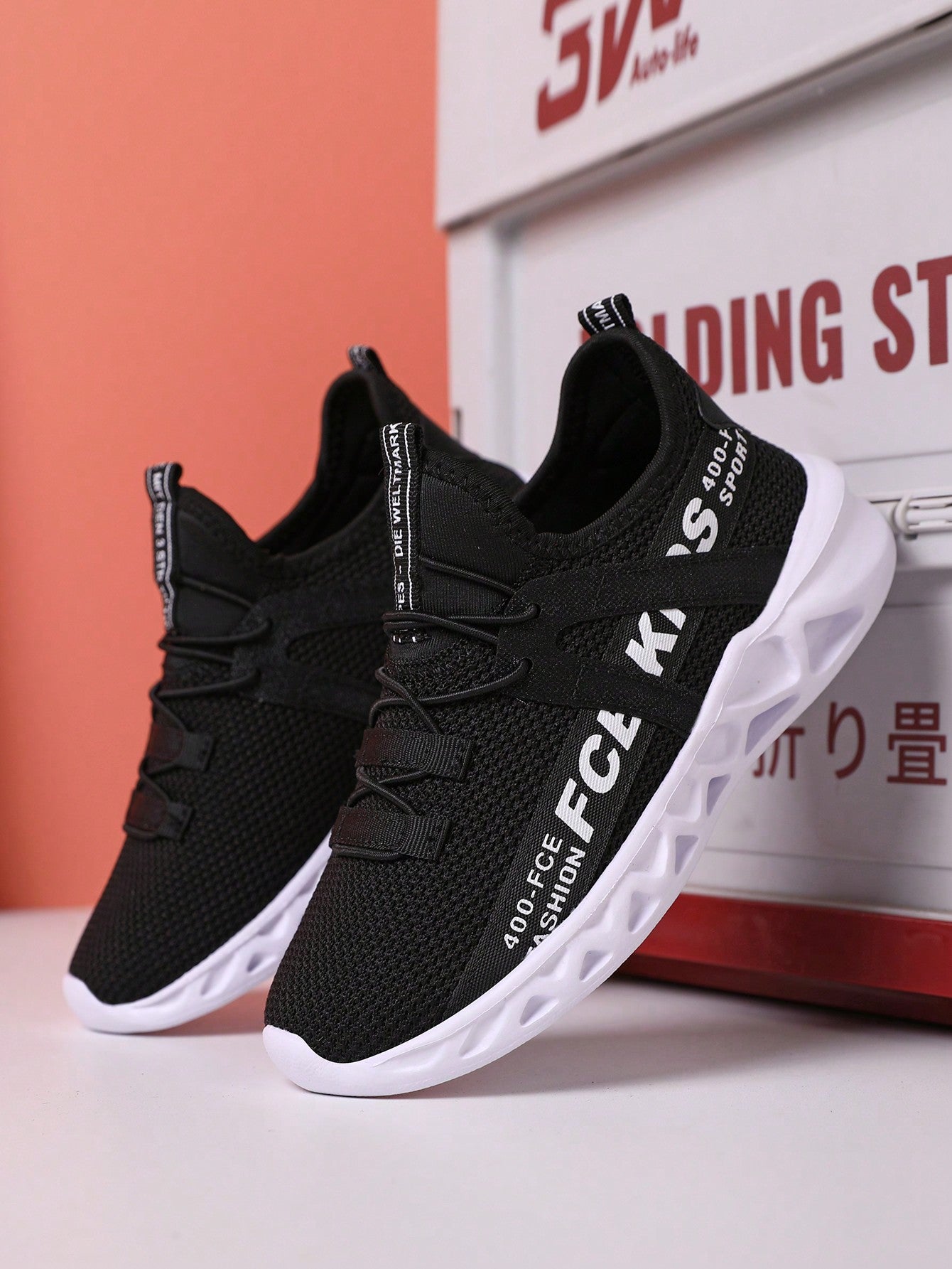 Boys' Summer New Mesh Breathable Casual Sports Shoes, Suitable For Children And Teenagers, With Randomized Letter Print And Hook And Loop Straps