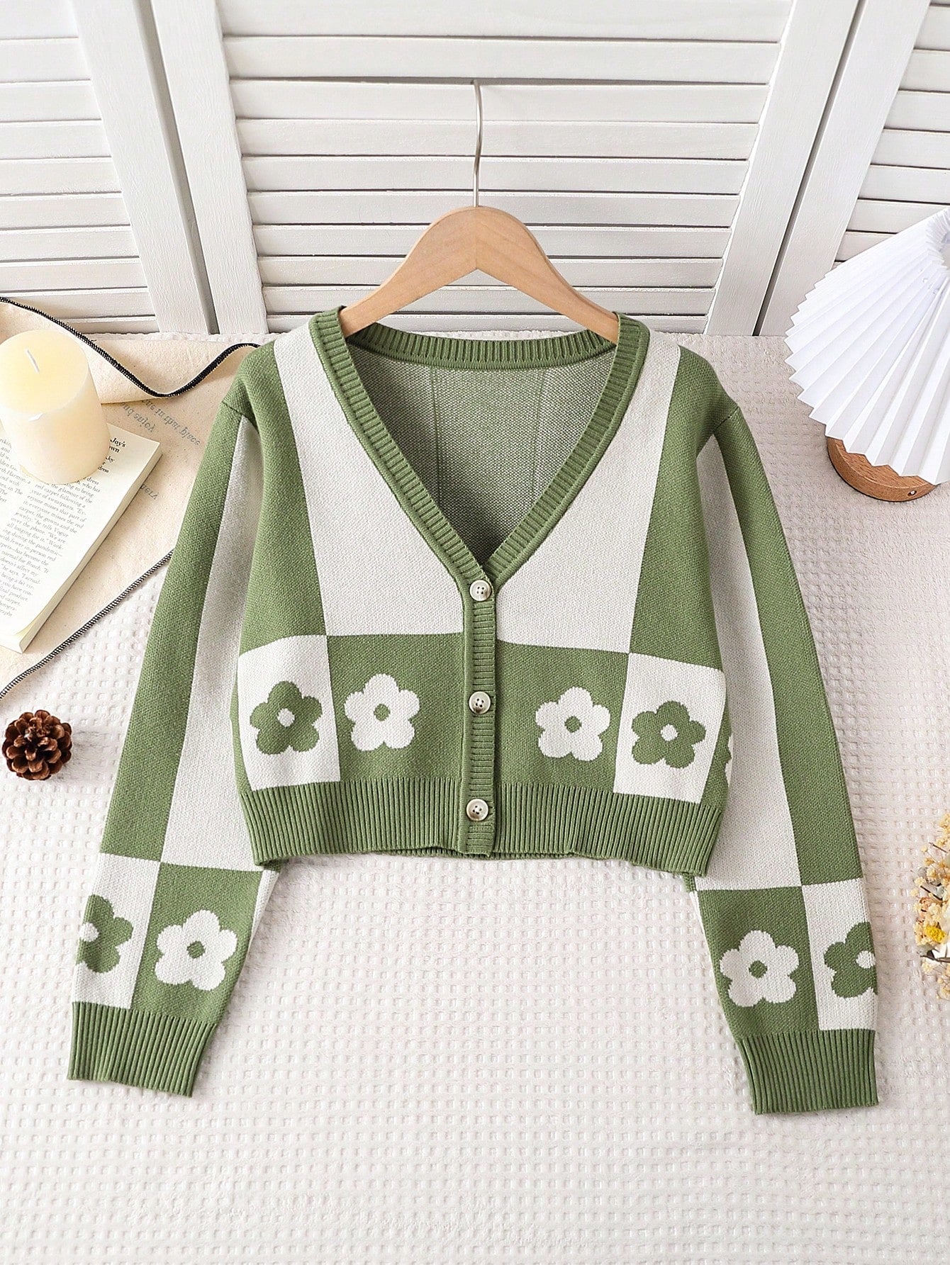 Girls' Green & White Contrast Color Checkerboard Floral Pattern Cropped V-Neck Cardigan Sweater, Casual, Comfortable, Versatile, Suitable For Daily Wear, School, Outdoor, Party, Autumn & Winter