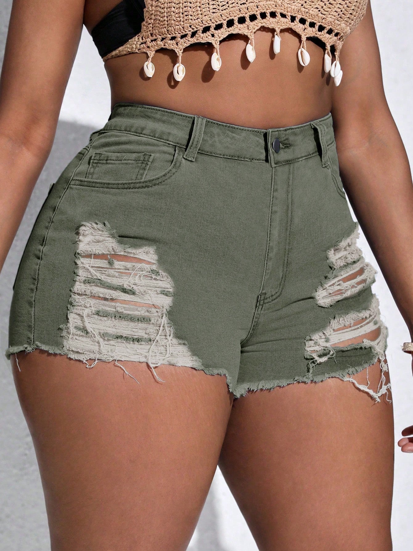 Plus Size Women's Ripped Frayed Hem Casual Denim Shorts With Pockets