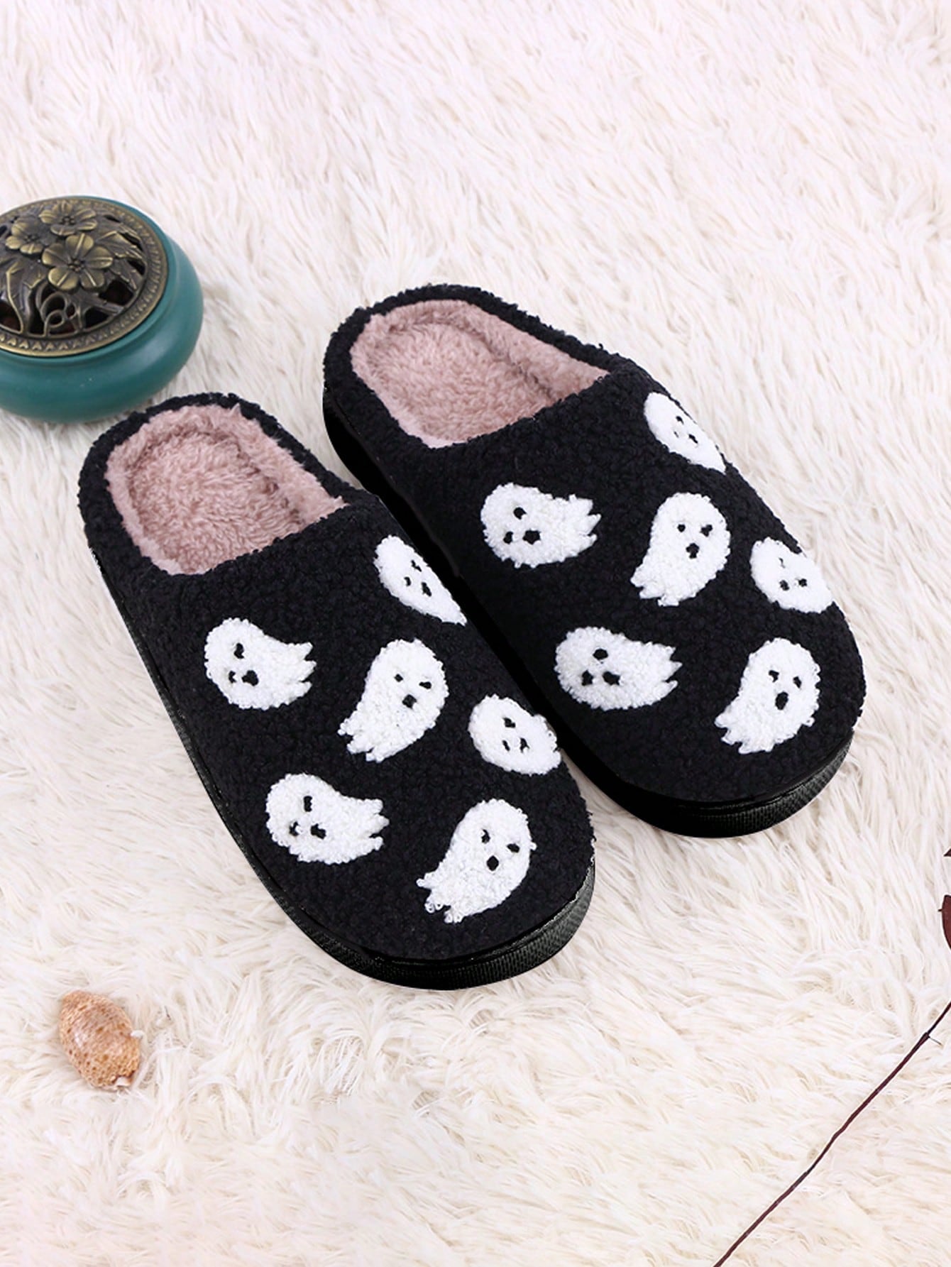 Women's Halloween Pumpkin, Ghost, Skull, Bat, Ghost Cat Pattern Flat Bottomed Indoor Plush Slippers, Winter Home Slippers