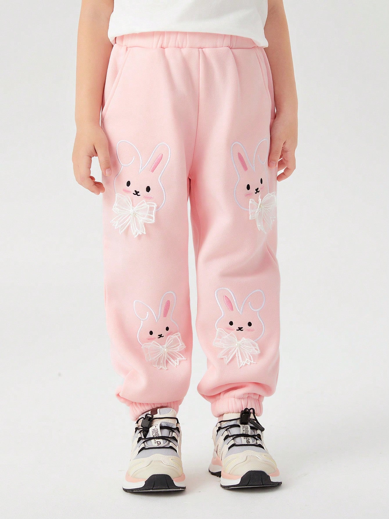 Girls' Pink Casual Pants, These Pink Casual Pants Perfectly Combine Comfort And Cuteness, And Are A Must-Have Item In Little Girls' Wardrobes. The Pants Are Made Of Soft Pink Color, Showing A Sweet And Warm Elegant, Very Suitable For Children's Lively And