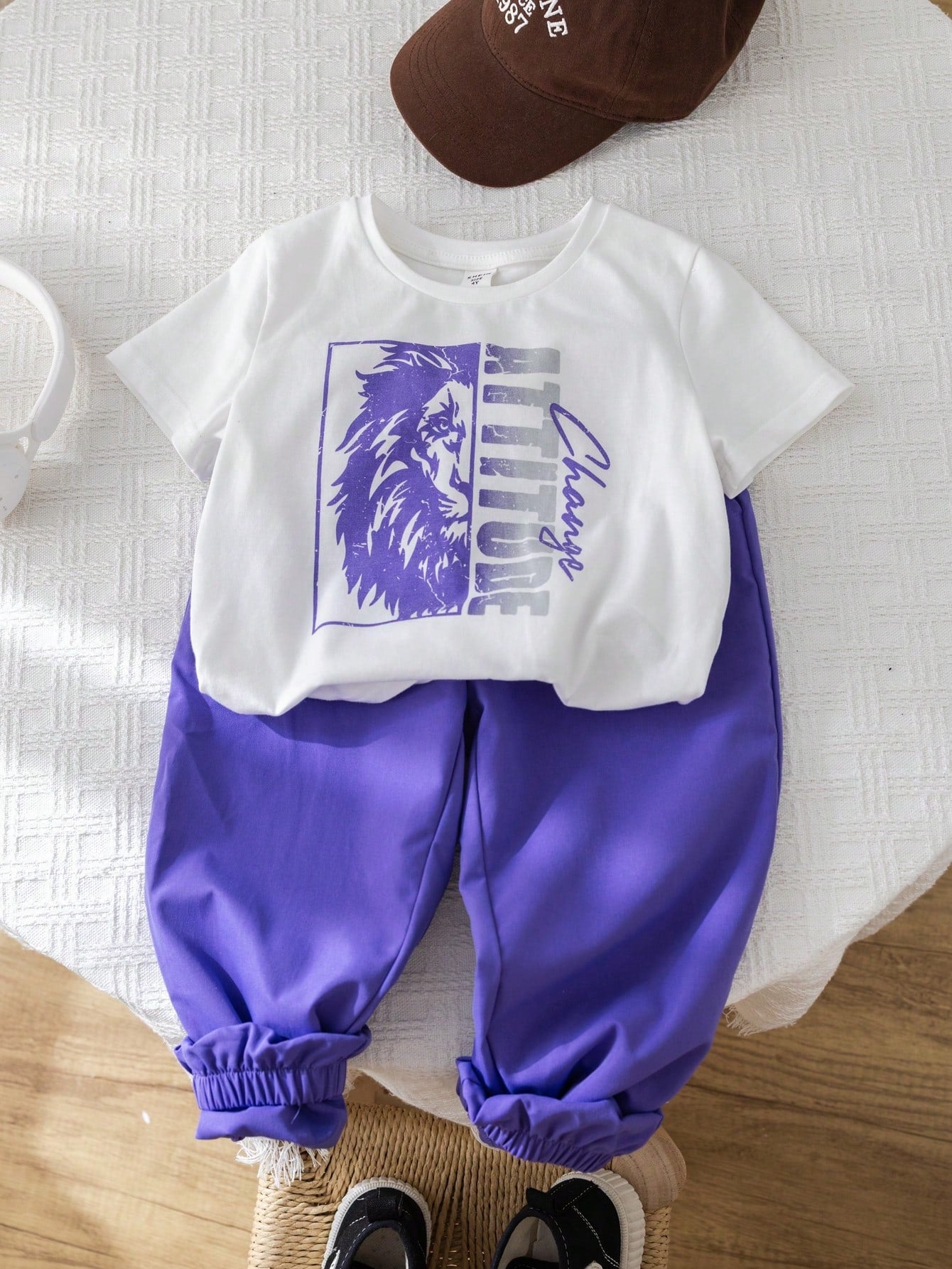 Young Boy Lion & Letter Graphic Tee & Drawstring Waist Pants