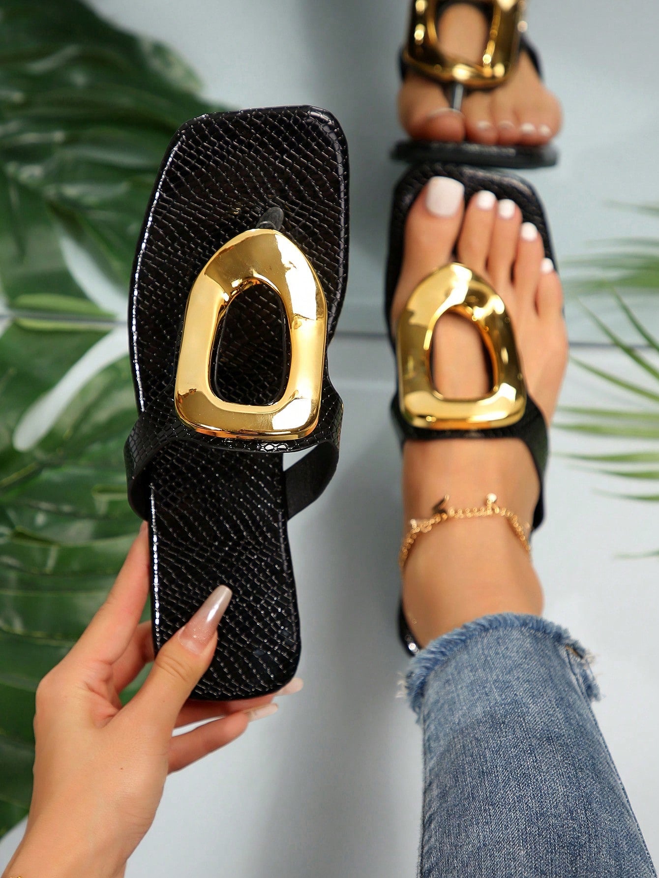 New Women's Hollow Elliptical Fish Scale Decorated Slippers, Summer Resort Style Comfortable And Fashionable Flat Gold Sandals