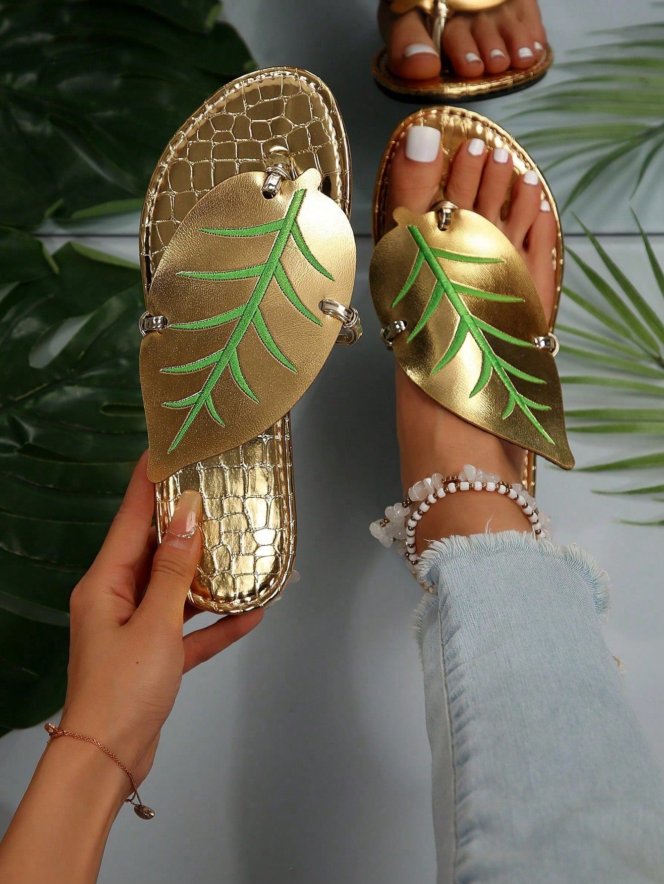 New Arrival 2024 Summer Fashion Simple & Elegant Women's Slipper With Beach, Palm & Leaf Designs, Casual Style