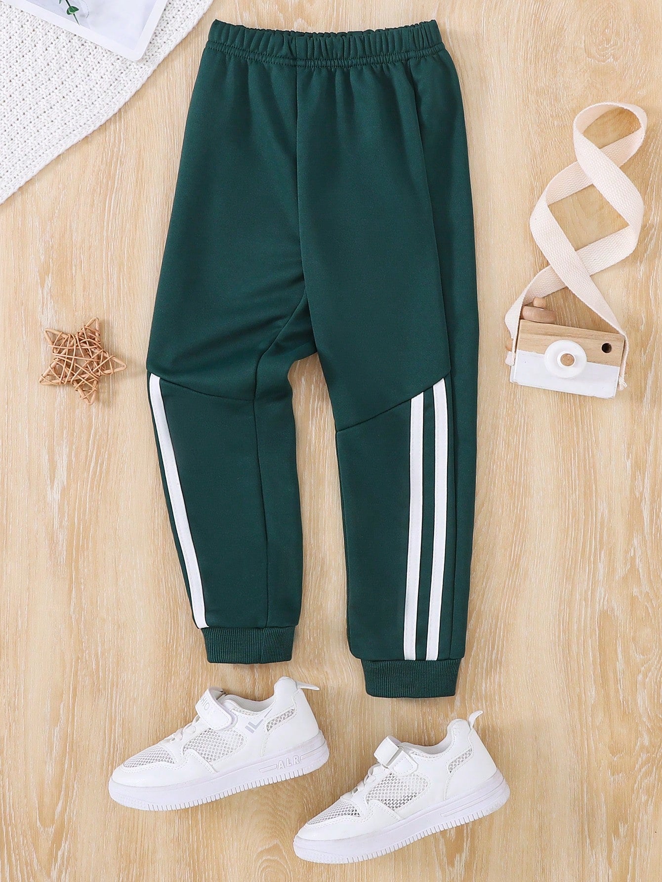 Boys' Casual Sports Sweatpants With Contrasting Side Colors And White Webbing. The Contrasting Side Colors Add A Sense Of Dynamism And Fashion To The Pants, Showing A Unique Wearing Style. Simple And Fashionable, Suitable For Daily Leisure And Sports Wear