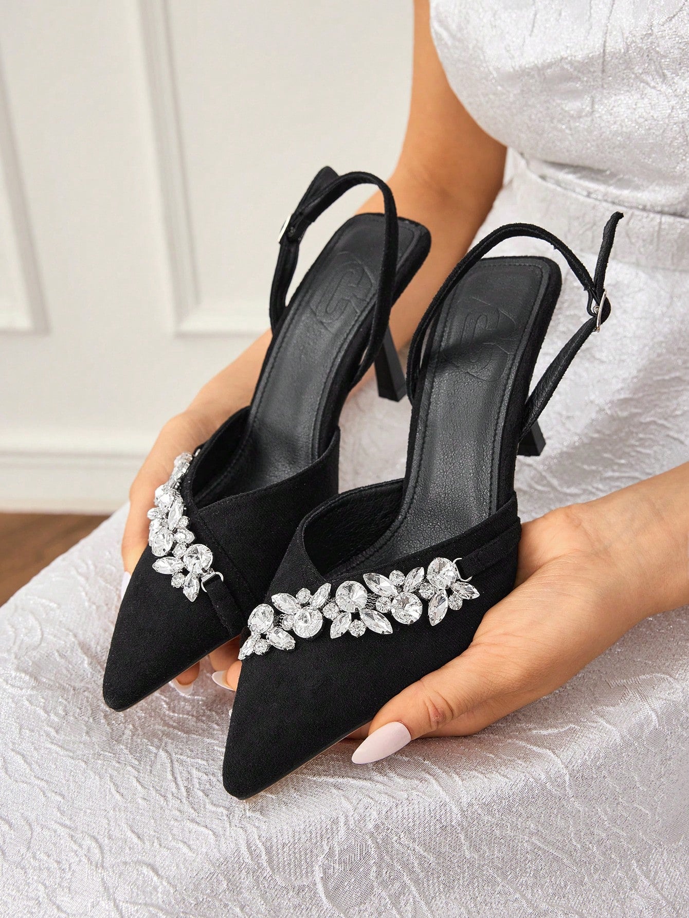 Women's Black High Heels, Pointed Toe, Thin Heels For Sexy Dating, Party With Silver Chains, Rhinestones And Large Gemstones, Slingback Sandals With A Single Strap And Shiny Diamante (Random Rhinestones Orientation)